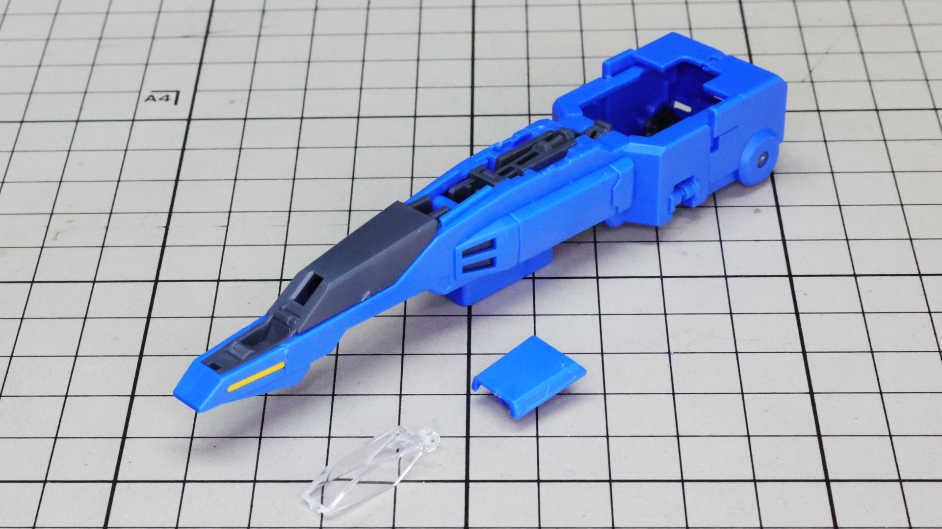 機首の部分はコックピットが再現され、選択式でコア・ファイターのパイロット・フィギュアが乗せられます