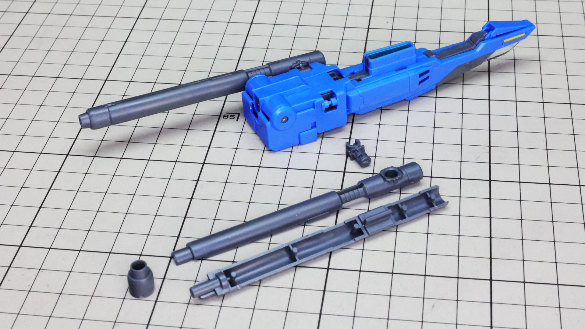 2本ある砲身には砲口などのディテールパーツを取り付けます