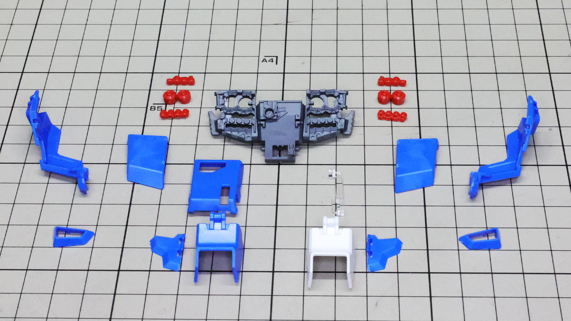 胸部増加装甲のパーツ群。ミサイルが多数搭載されます