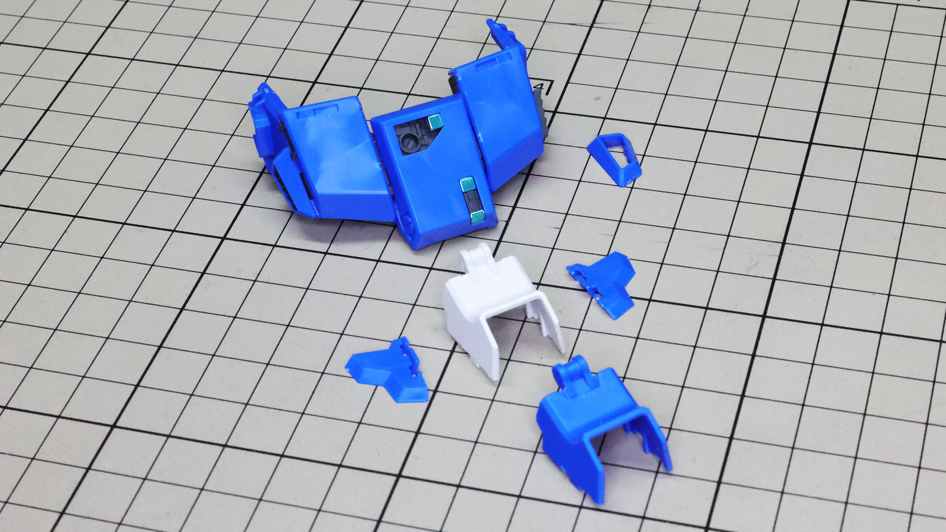 コックピット部のカバー装甲はホワイトとブルーから選択できます