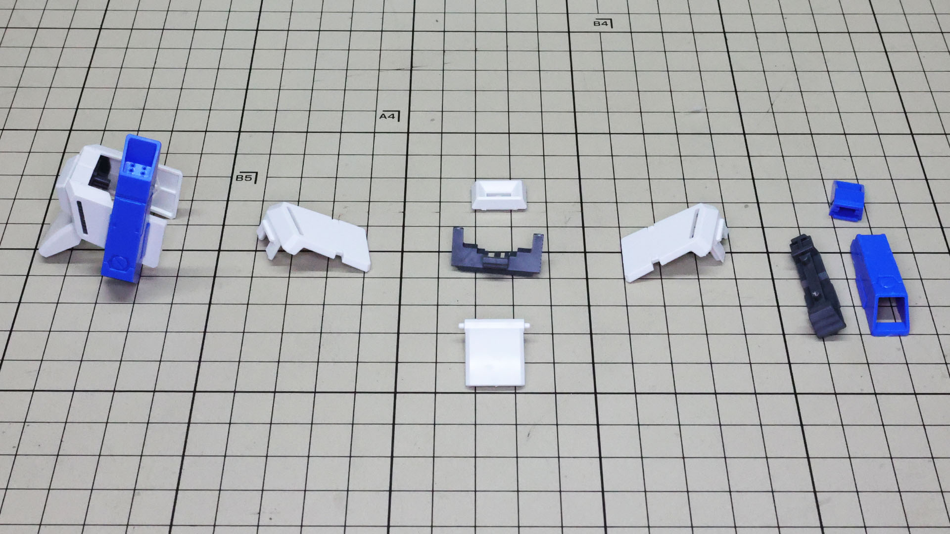 肩部は外側からかぶせるタイプになっており、前面にはミサイルポッドを装備します