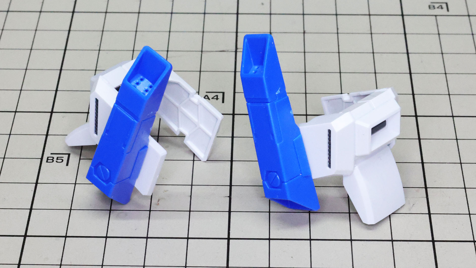 肩部のミサイルポッドはツメで引っ掛ける形です