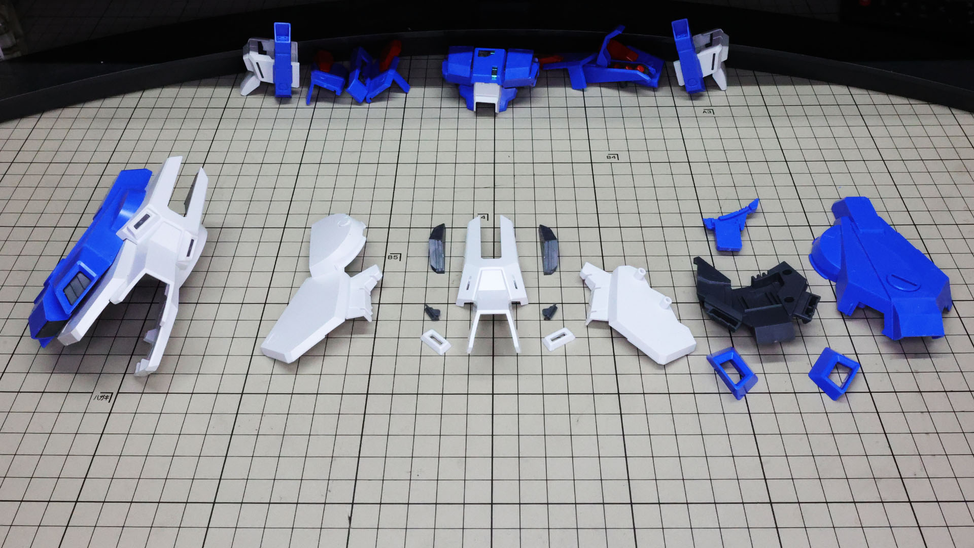 脚部は腕部のように前と左右から挟み込む形になります