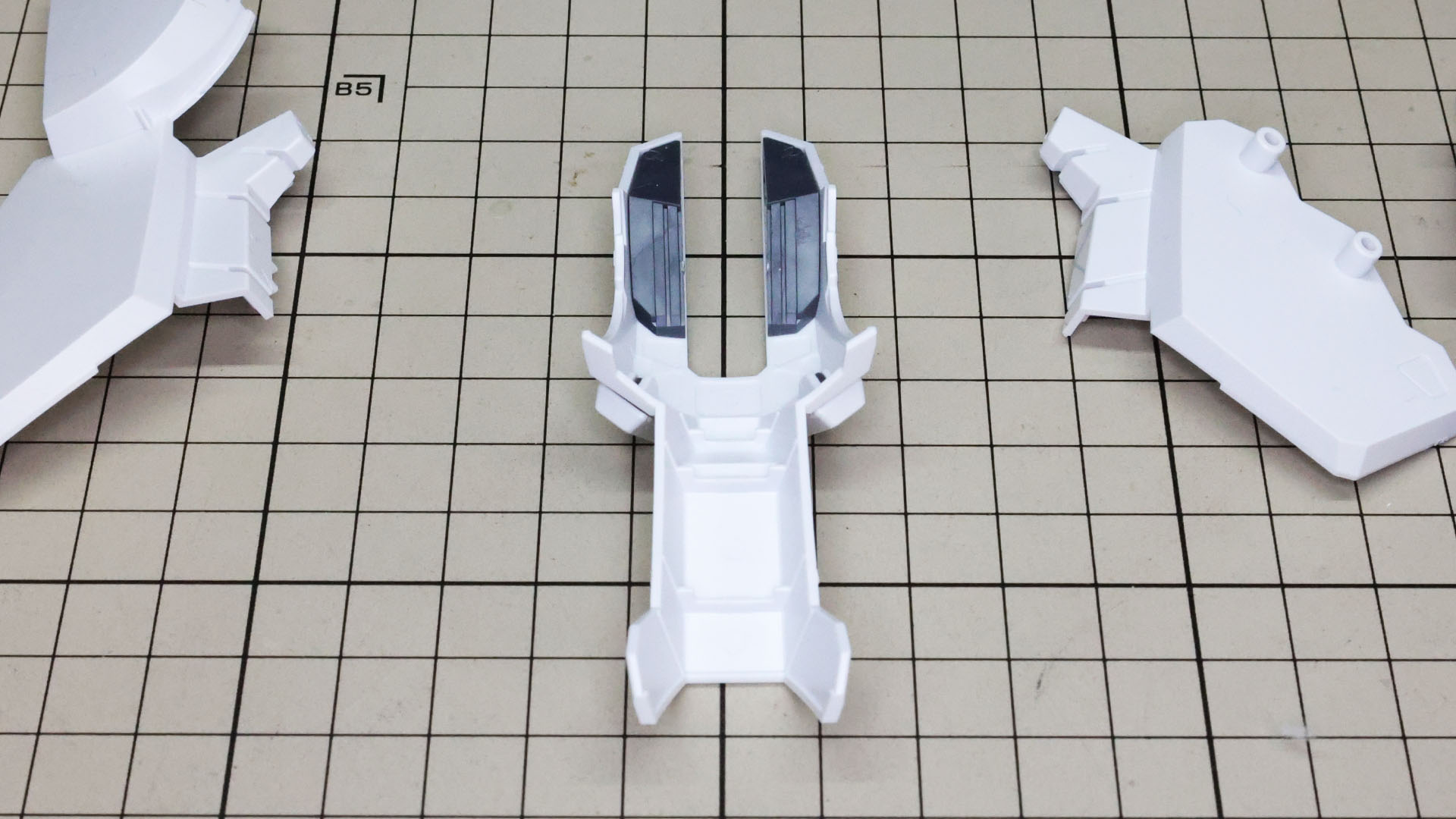 前面の装甲裏にはメカフレームで裏打ちがされてボリュームを演出します
