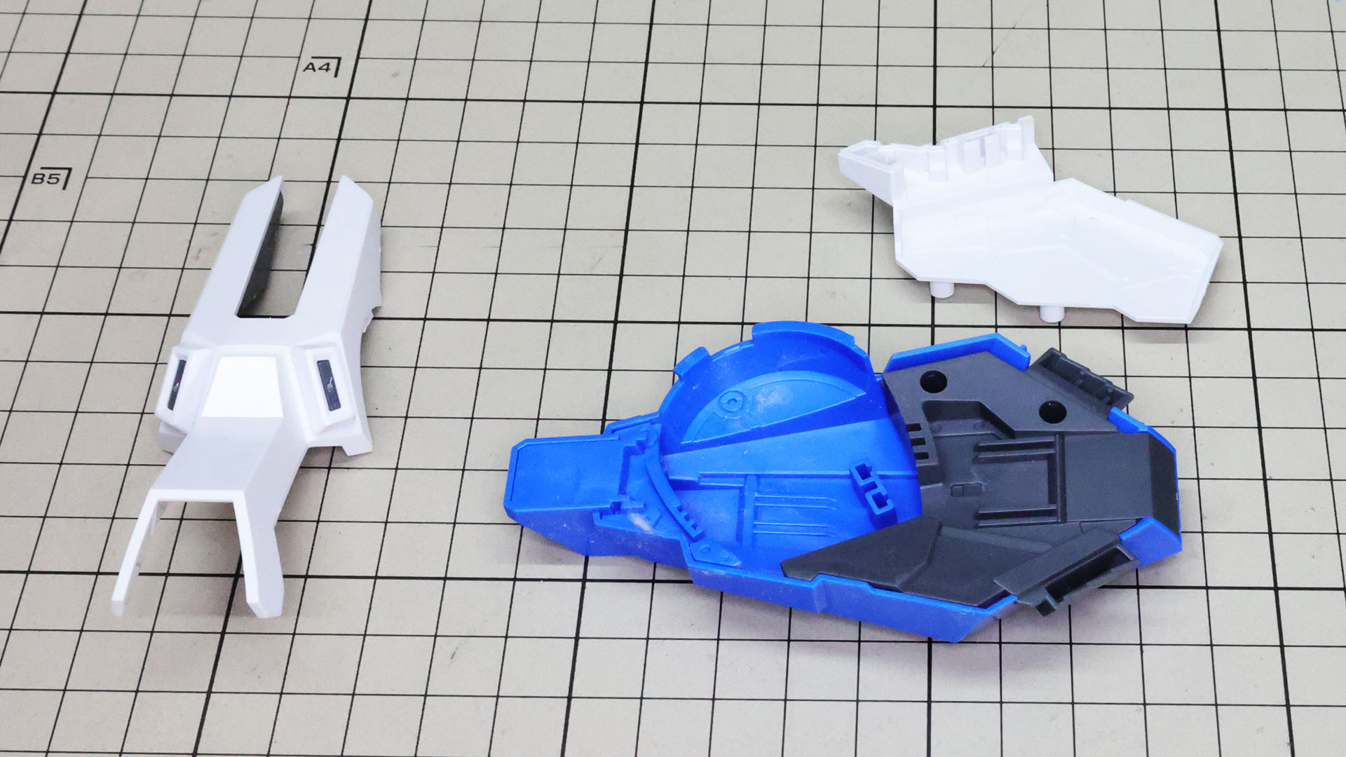 外側にくるブルーの装甲にはメカフレームによる裏打ちがされます