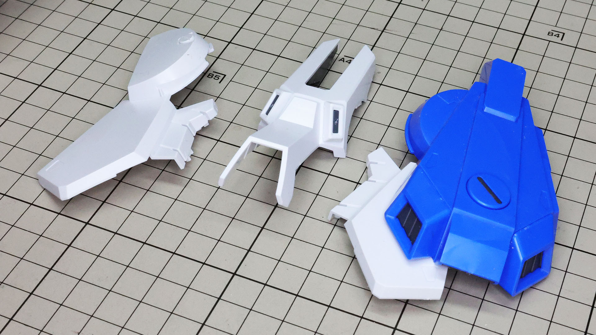 前と左右から挟み込むことがよくわかるパーツ分割です