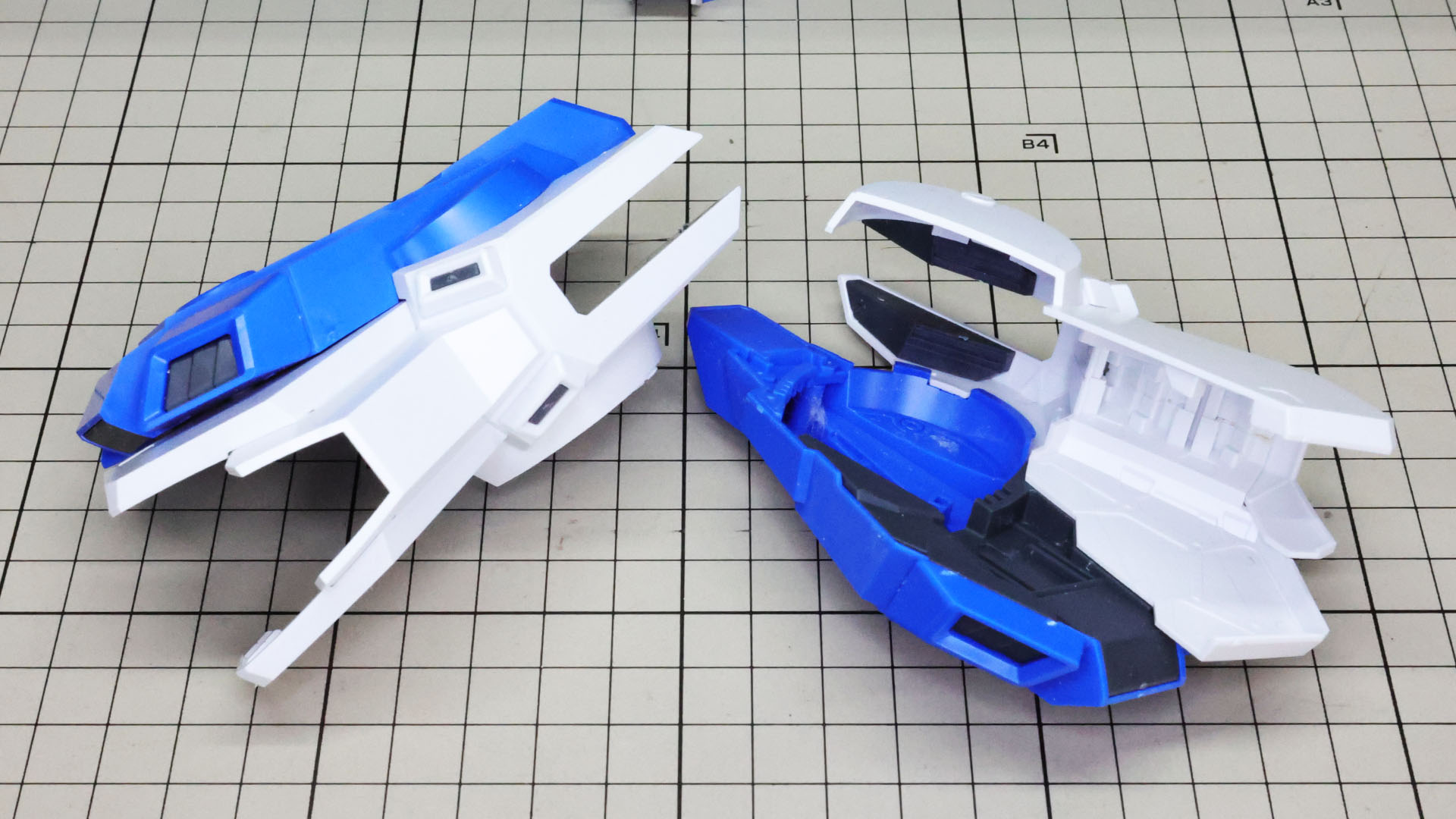 腰部前の装甲にはメカフレームと動力パイプのパーツを取り付けます