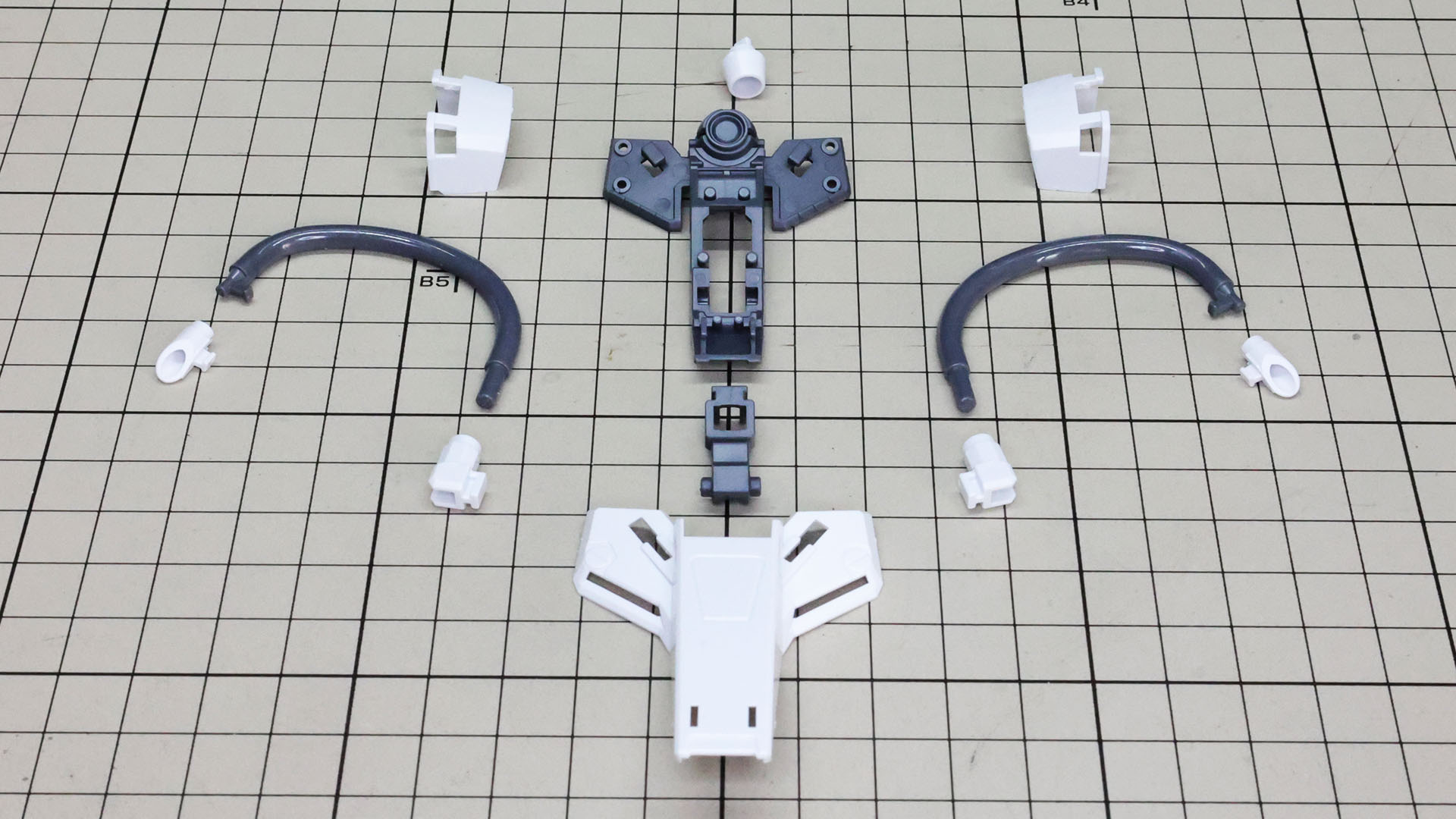 腰部前の装甲にはメカフレームと動力パイプのパーツを取り付けます
