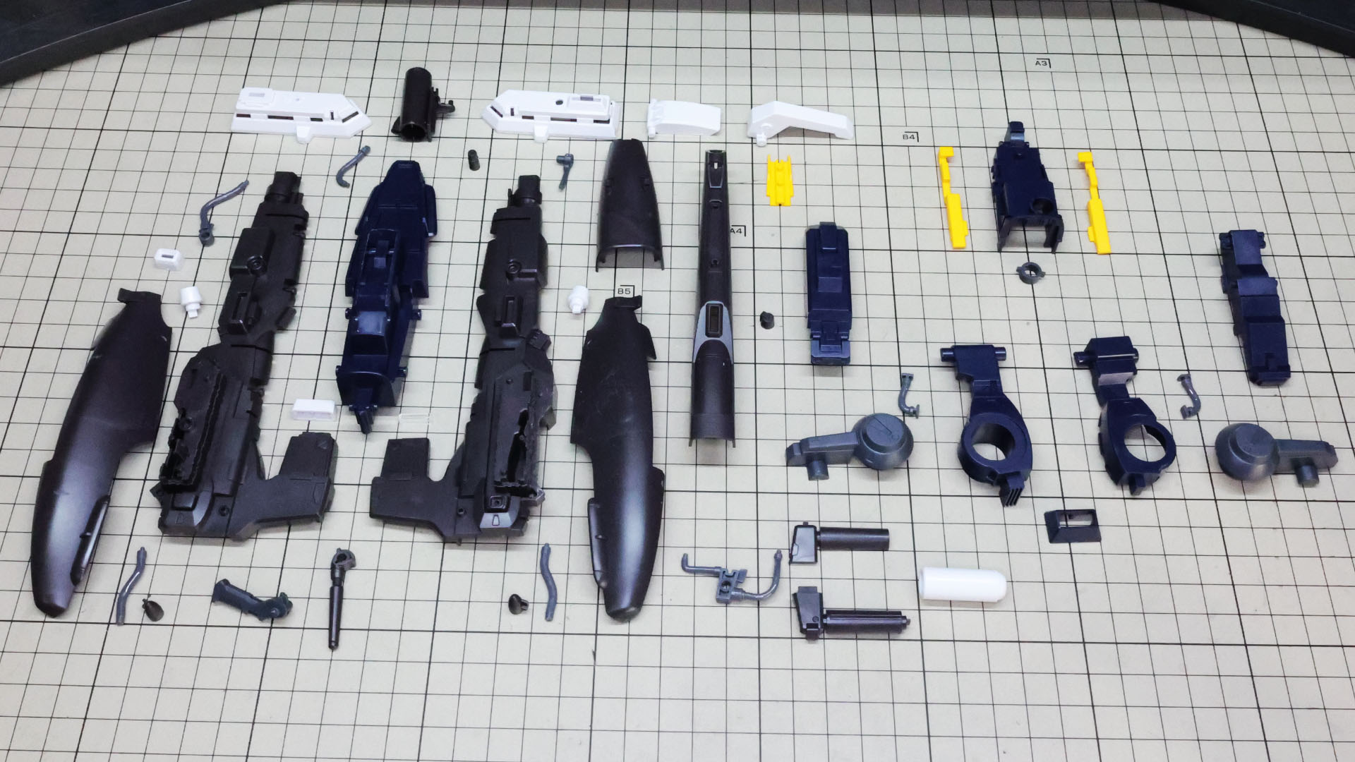 すさまじい数のパーツ群！ ですが基本的に対になるパーツで挟み込む構造が多いのでそう難しくはありません