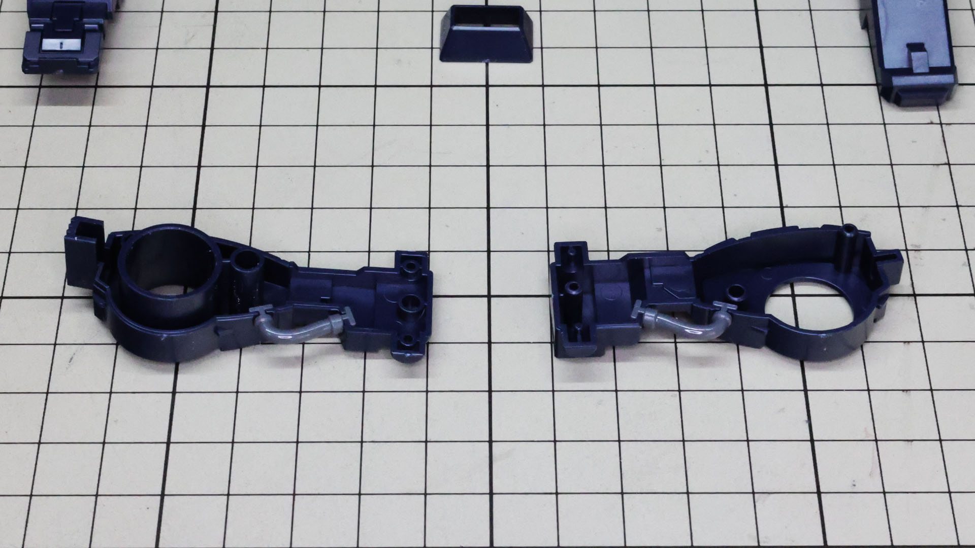 砲身基部にはパイプディテールがあります