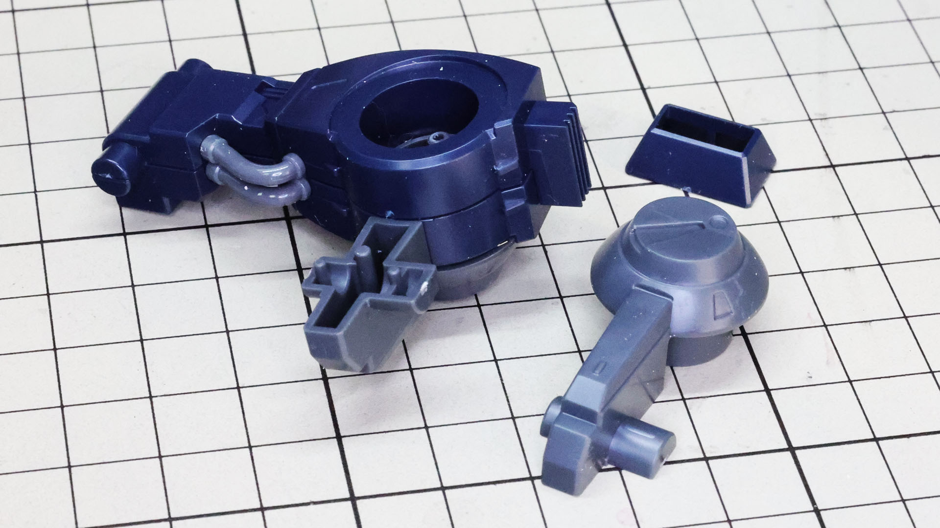 基部とバックパックを接続する部分を組んでいきます