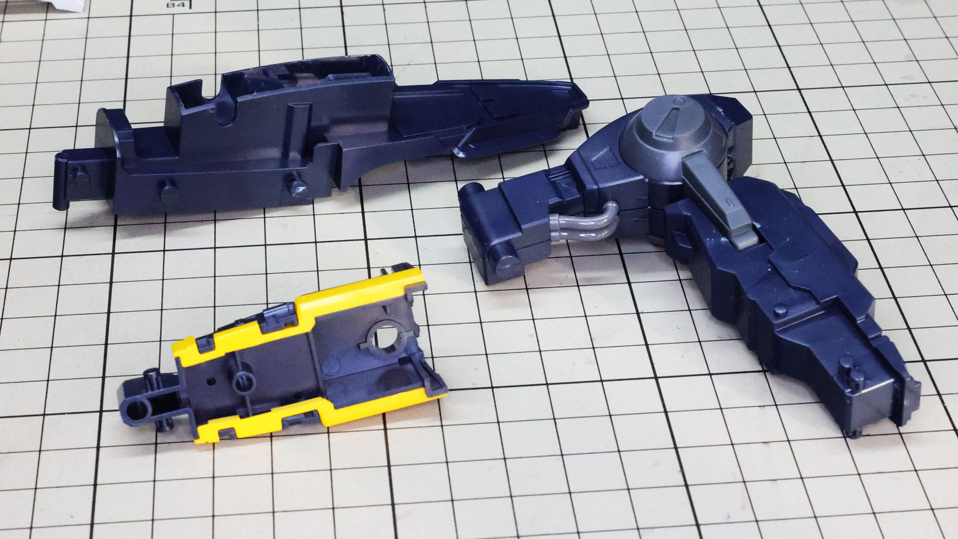 砲身部分を組んでいきます。イエローの加飾パーツを組み込んでいきます