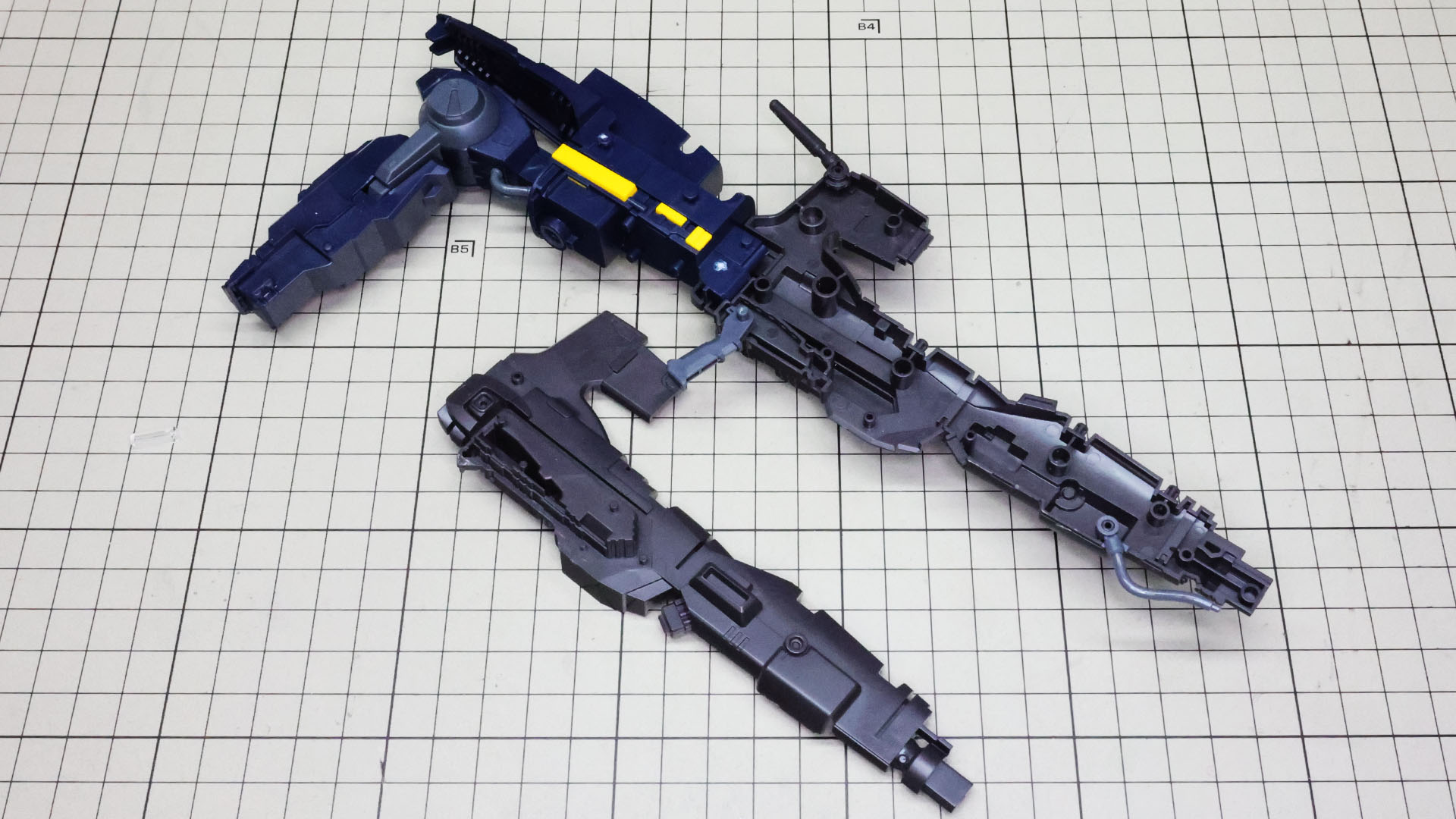 さらにグリップなどを取り付けた砲身の先を組んでいきます。大きい！