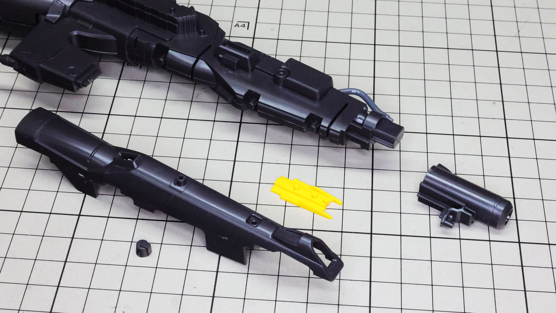 先端の加飾パーツを取り付けます