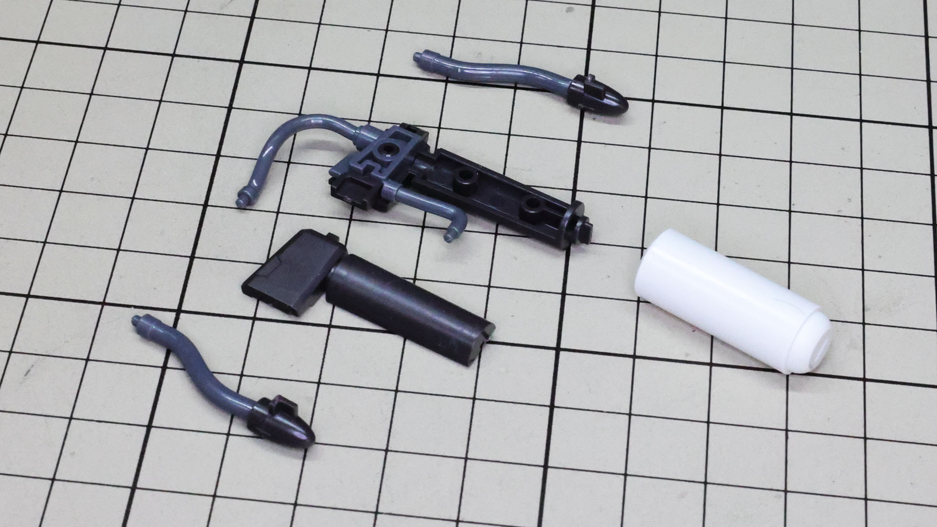 砲身側面のセンサーなどを組んでいきます