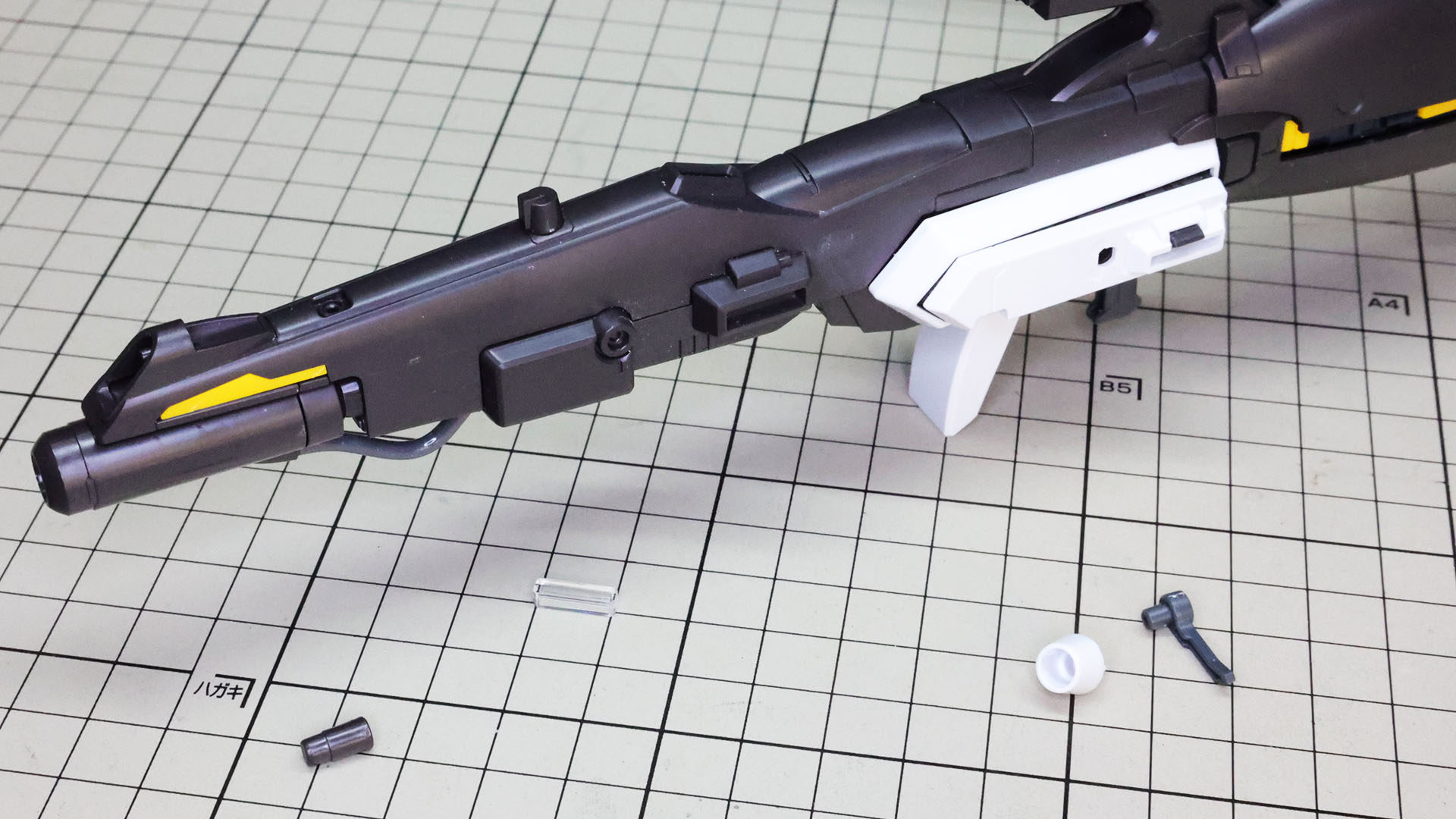 砲身脇のホワイトのパーツを取り付け、ディテールを組んでいきます