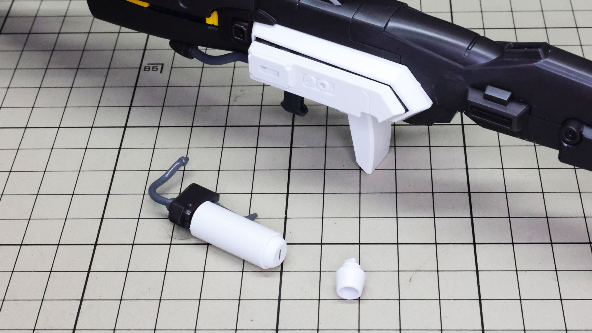 砲身上部のセンサーにはクリアーパーツとシールでディテールが入ります