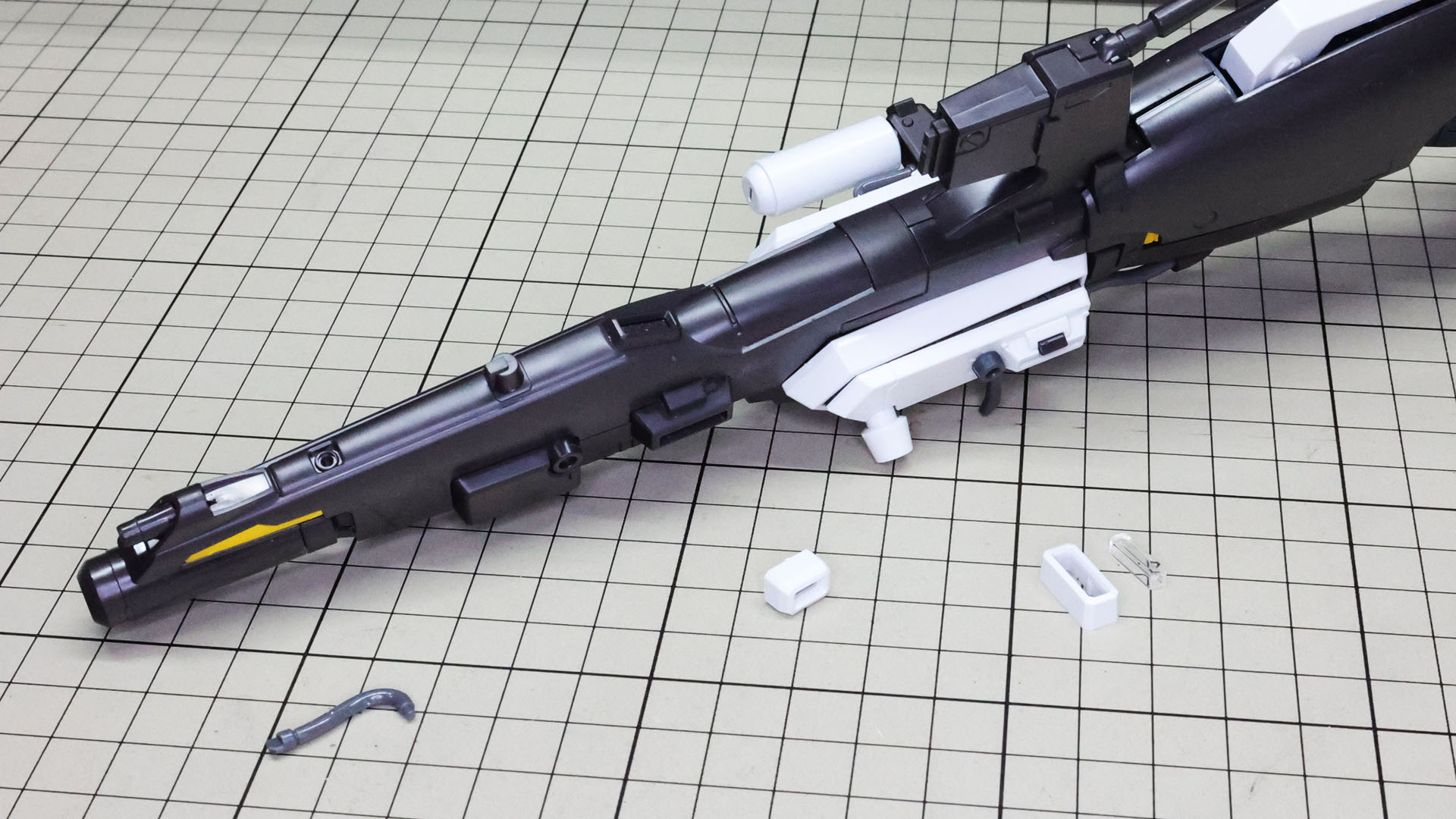 砲身上部のセンサーにはクリアーパーツとシールでディテールが入ります