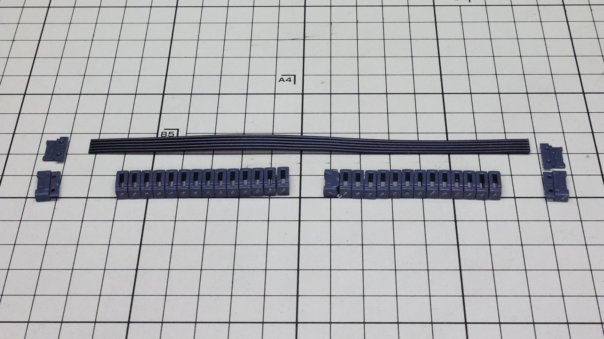 エネルギーケーブルを組みます。節は全部で28個あり、両端にコネクターがあります