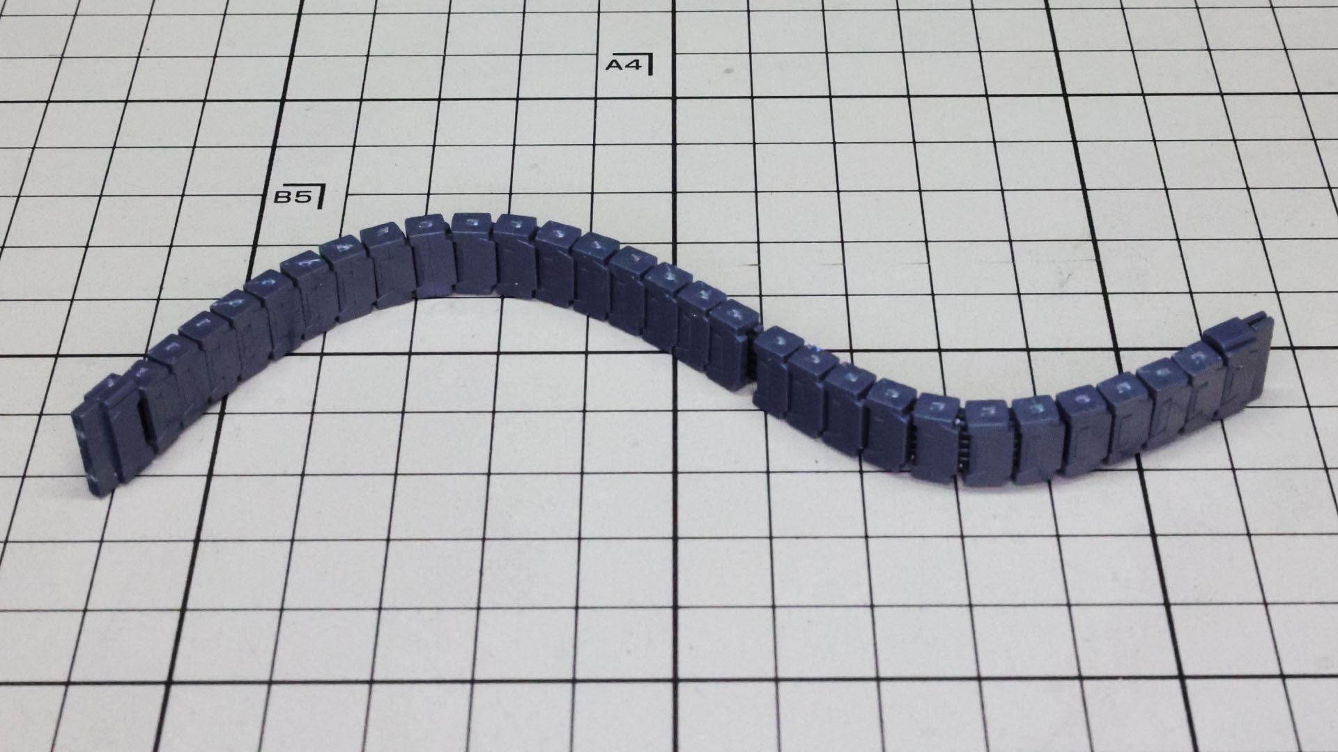 フレキシブルに曲げることができます。後ほどハイパー・メガ・カノンと本体を接続します