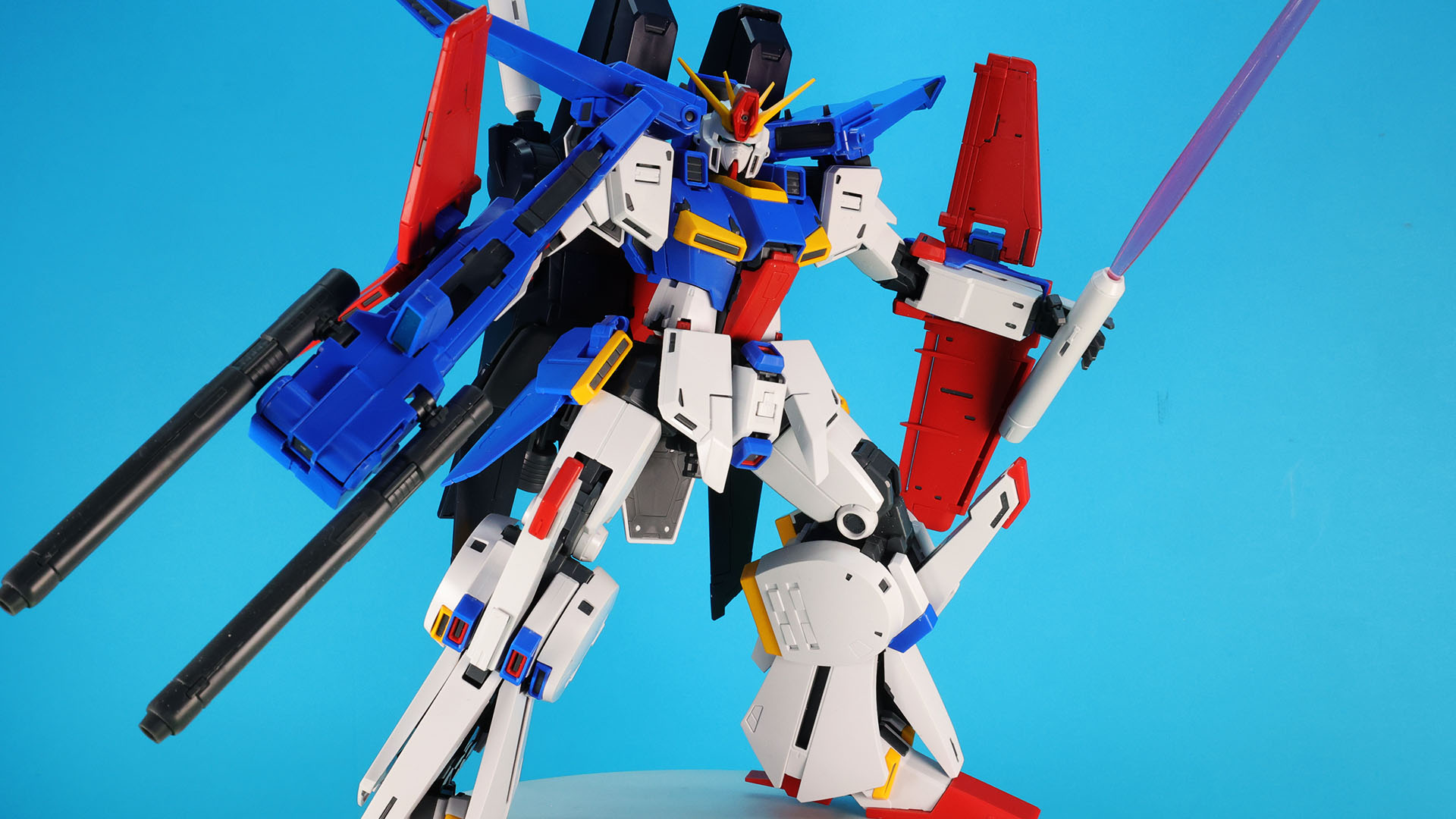 ビーム・サーベルを平手の指パーツで持たせられます