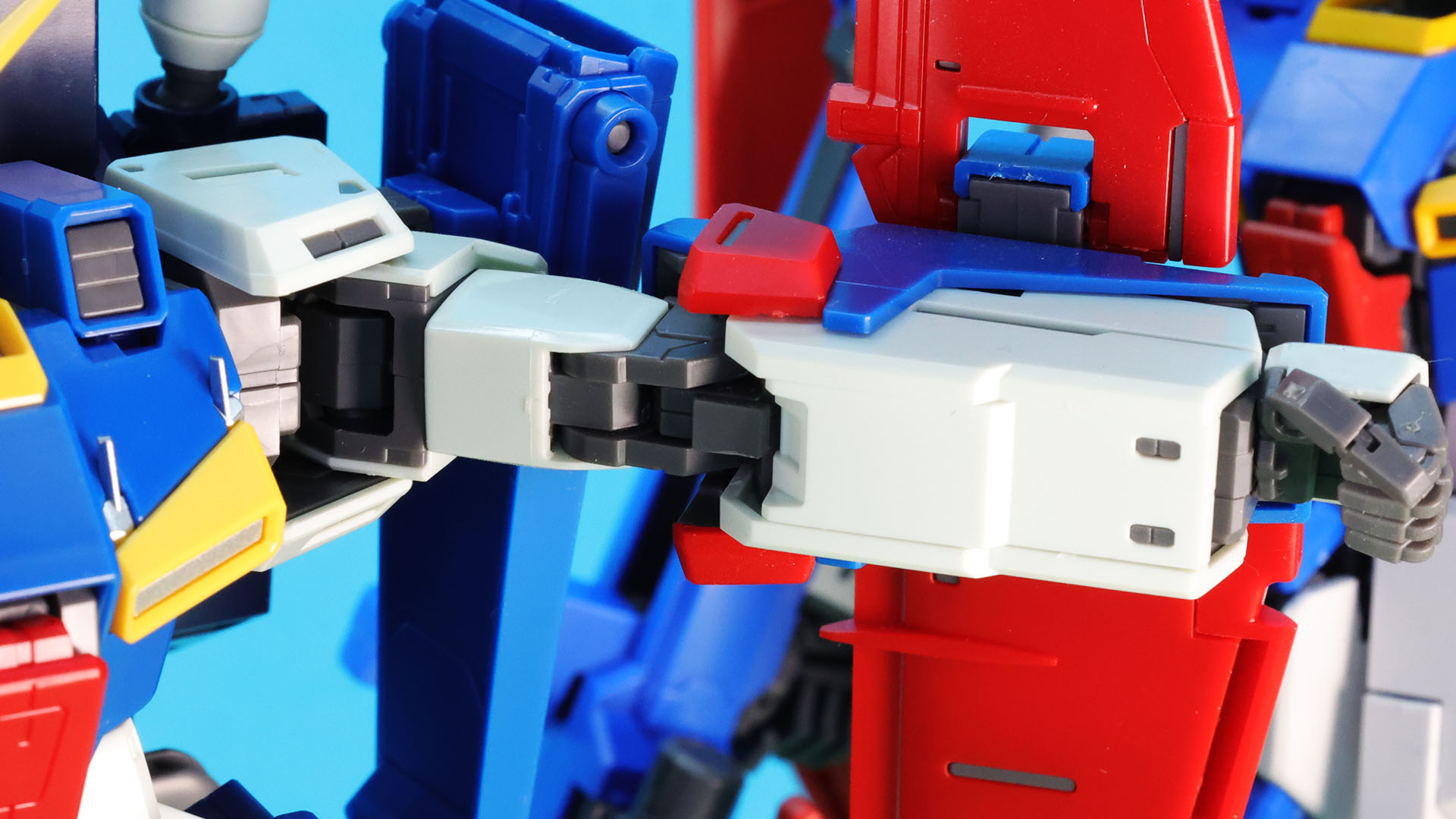 【強化型】の肘関節。ロール機構はありません。回す場合は上腕部からごっそり回す必要があります