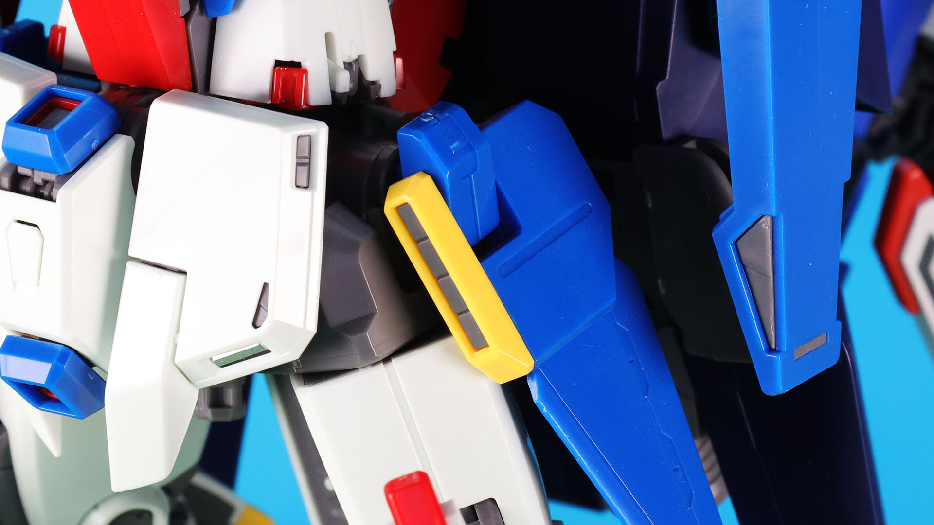 【強化型】のサイドアーマーには増加装甲接続部がありません