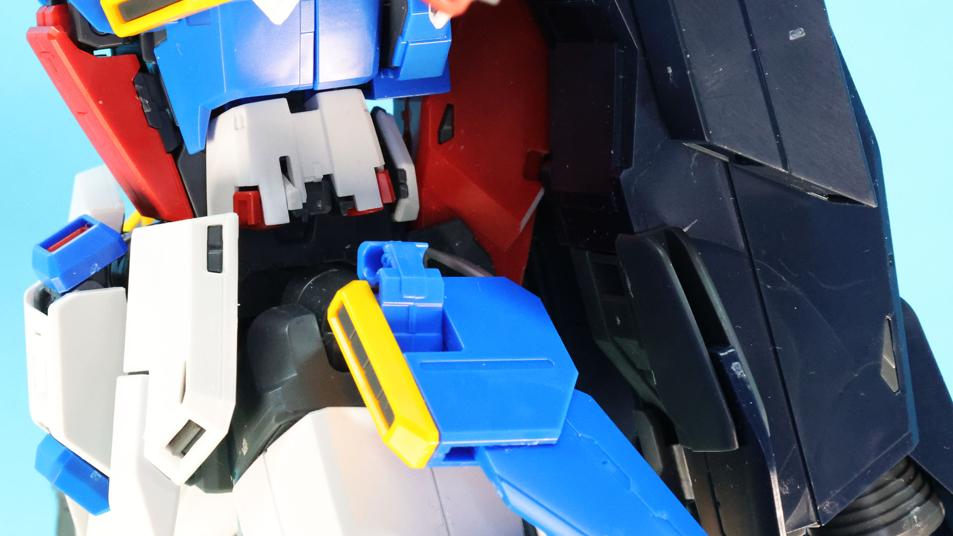 【フルアーマー】サイドアーマーには増加装甲用の接続部があります