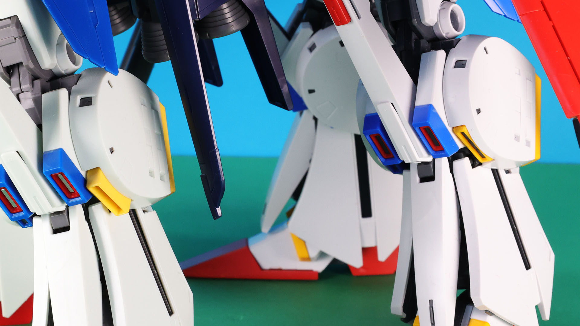 左の【強化型】と右の【フルアーマー】での脚部外側のイエローのノズルの形状に注目