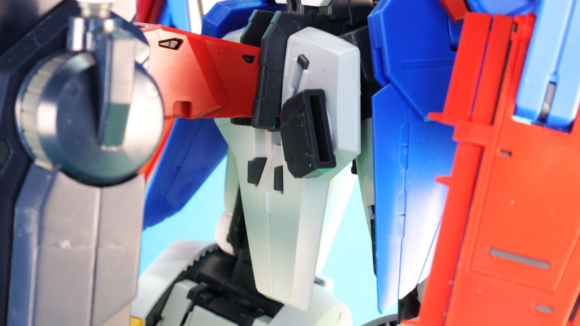 【フルアーマー】のリアアーマーには動力パイプなどの接続部があります