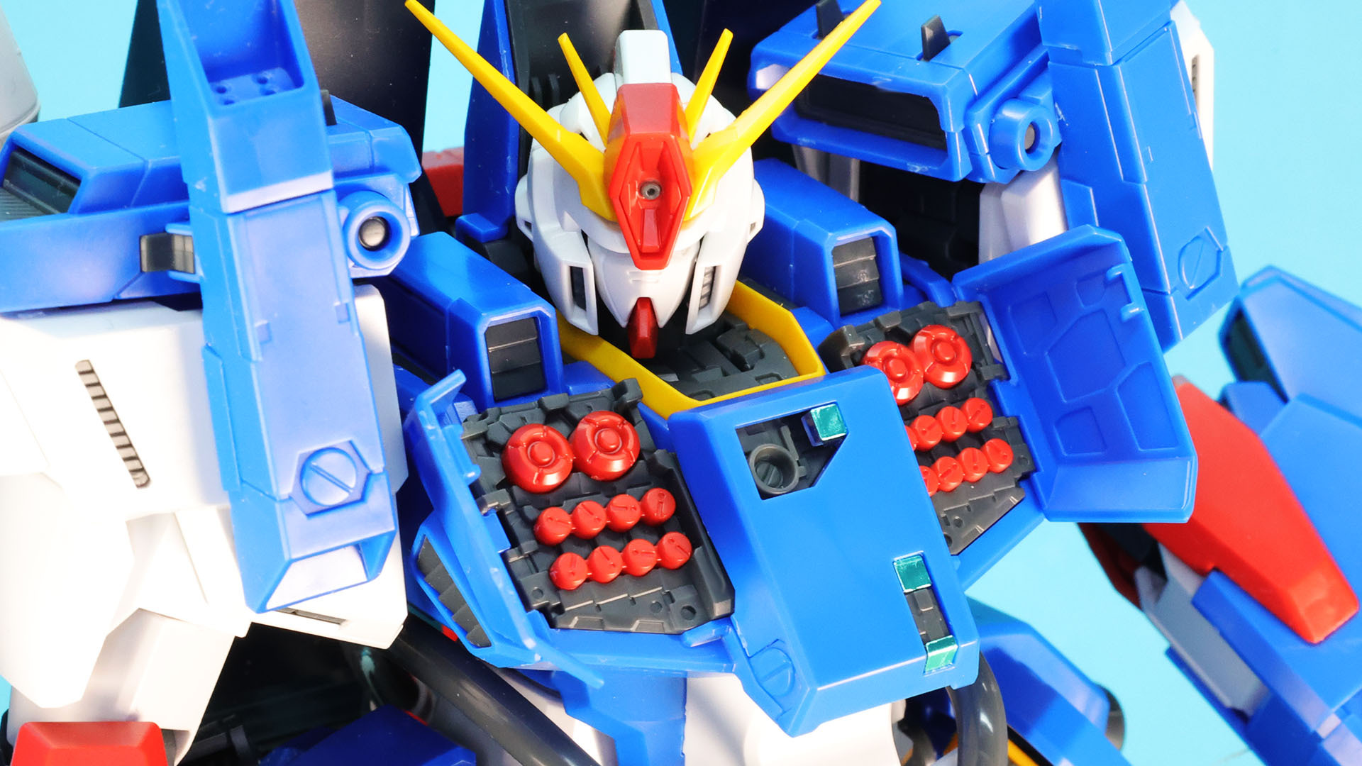 胸部のミサイルハッチが開き、ミサイルが現れます