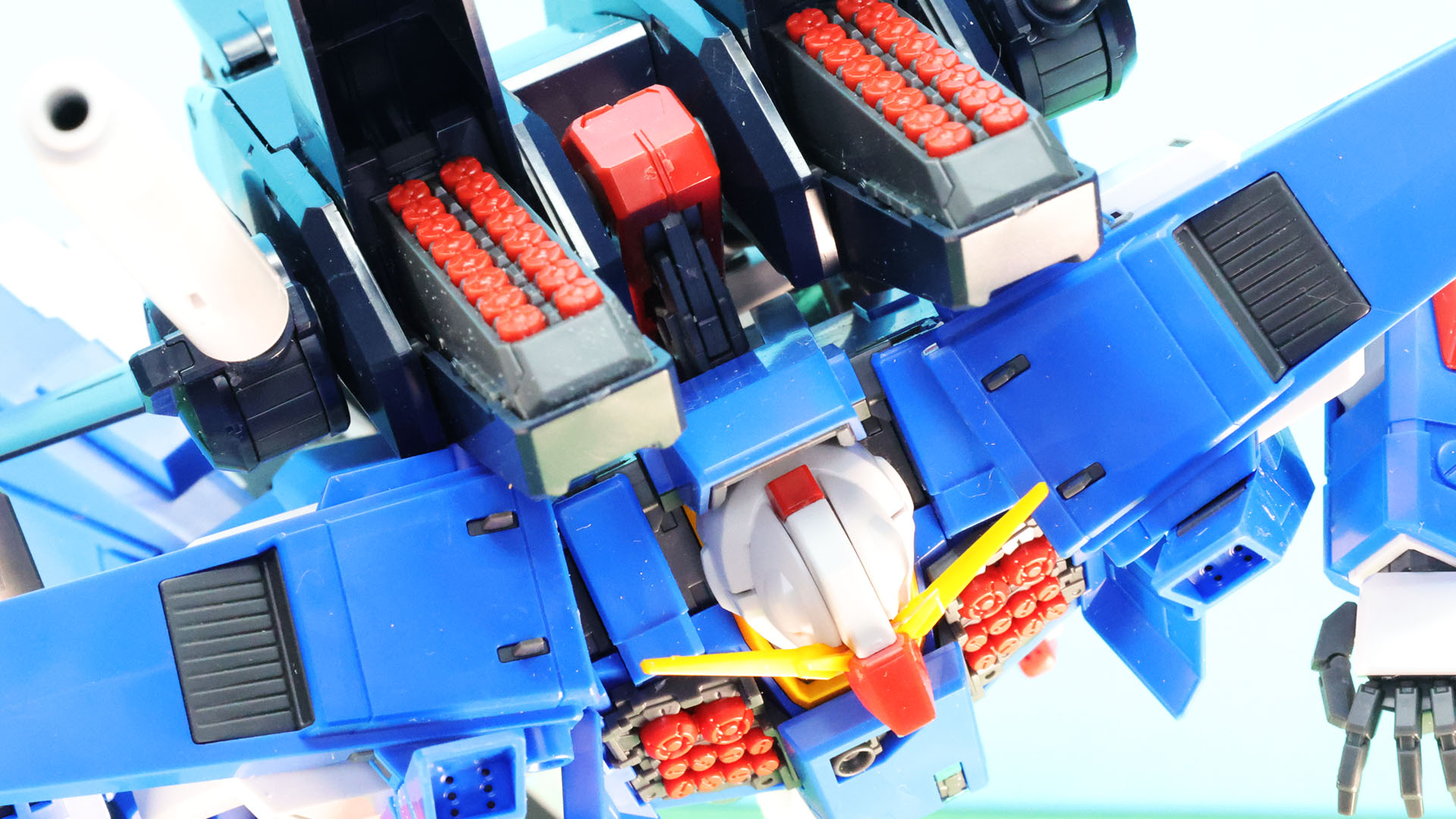 バックパックのミサイルハッチもがばっと開きます