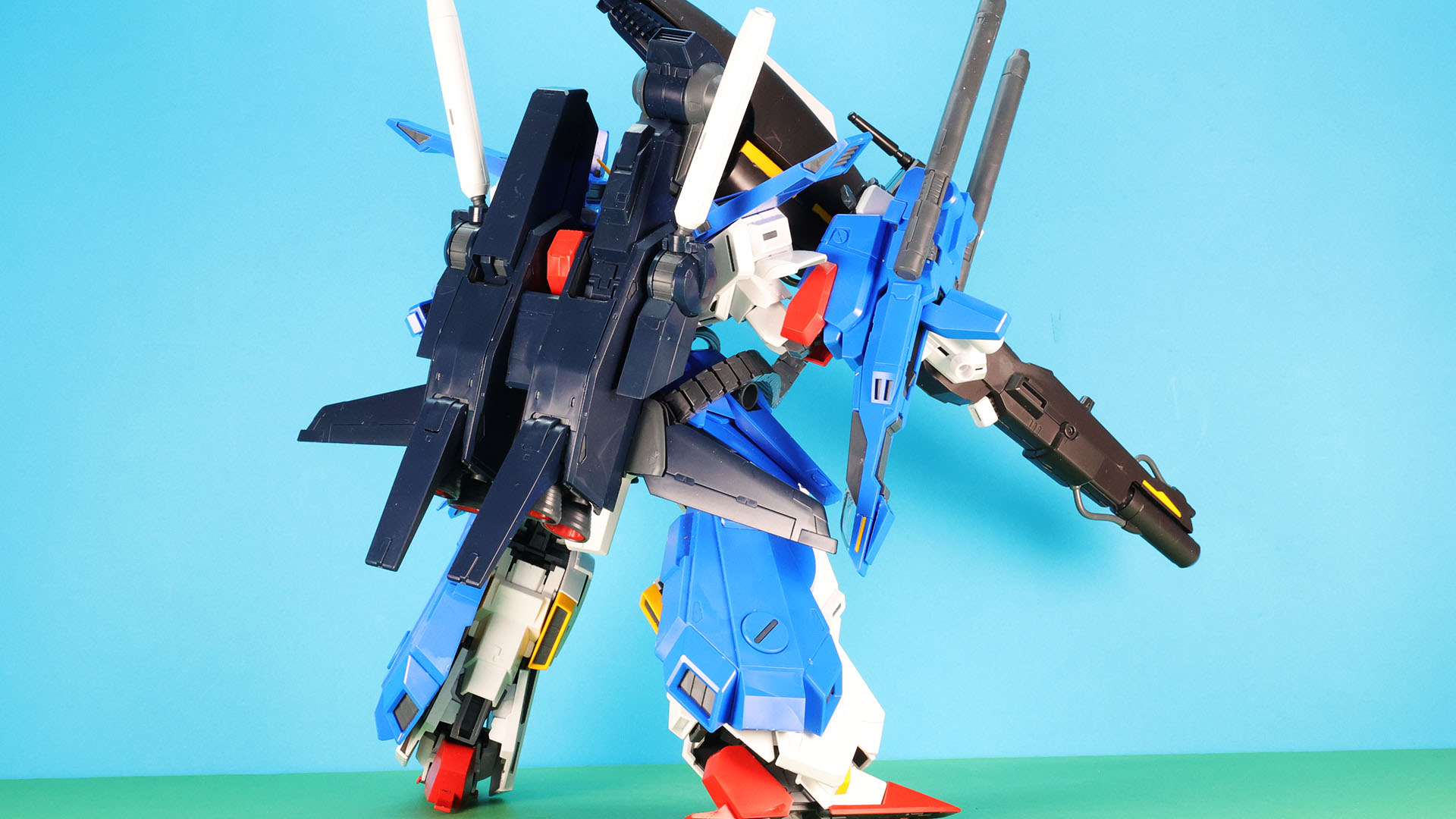 かなり巨大な砲身を肩に担いでいるイメージになります