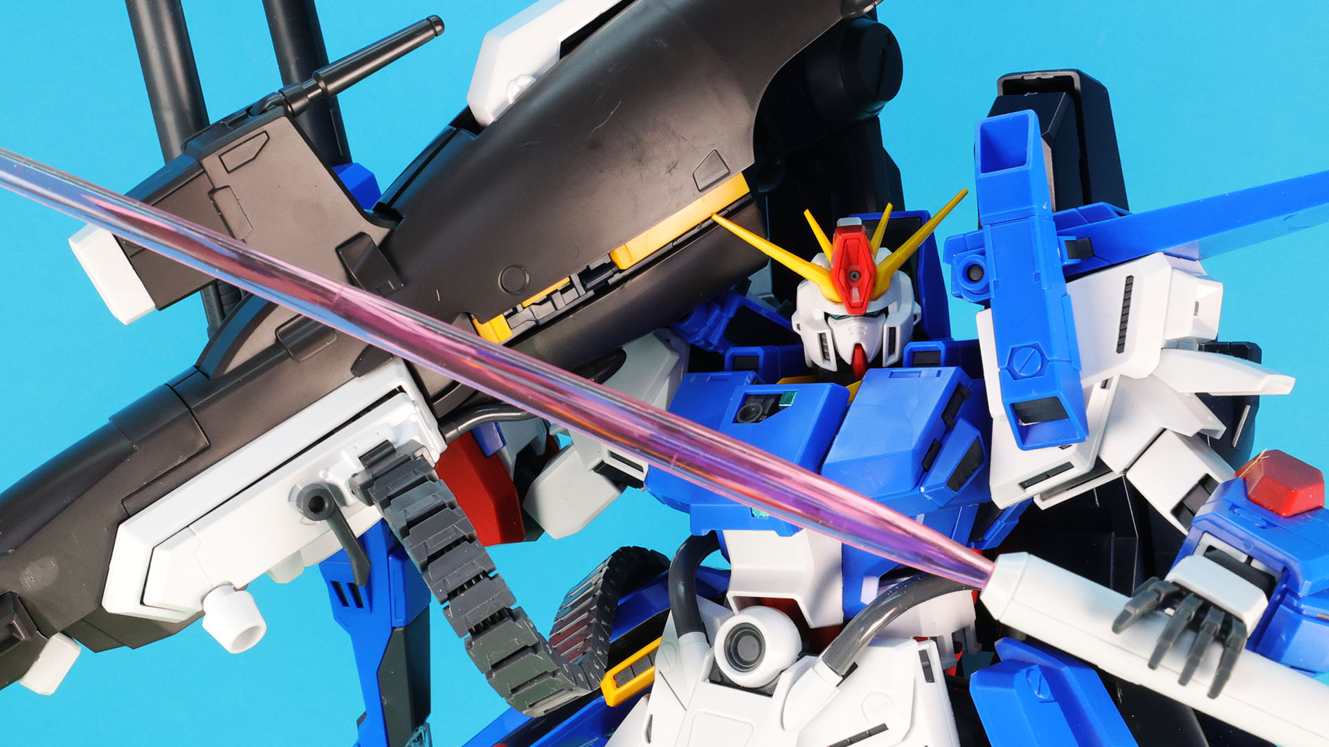 この場合は右肩のミサイルポッドは外します