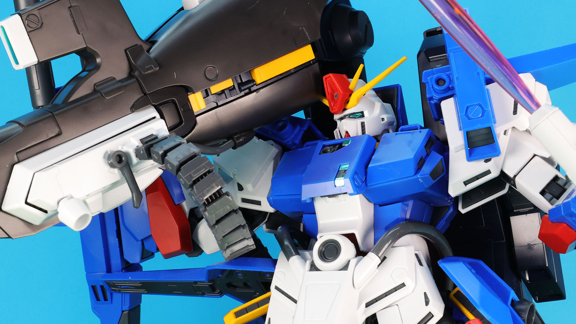 この場合は右肩のミサイルポッドは外します