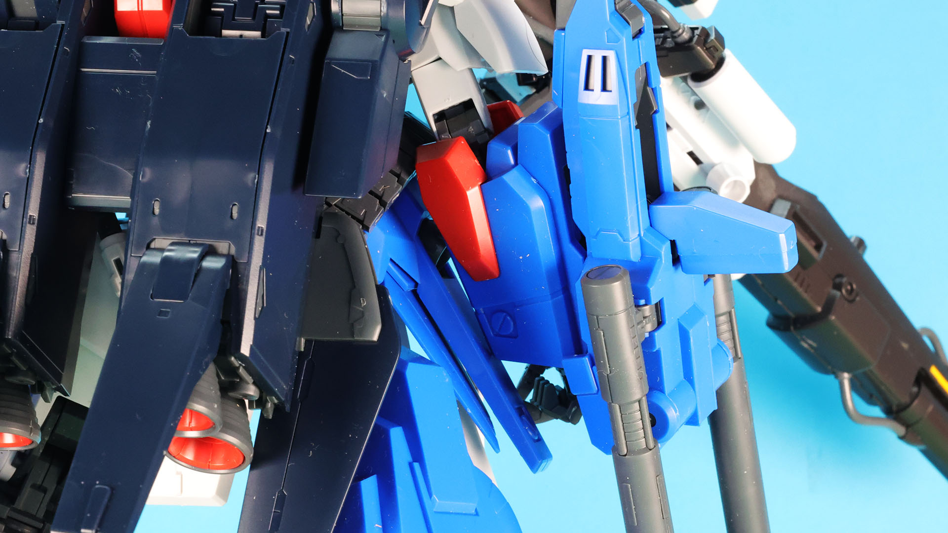 無理なくピタッと前腕に取り付けられるダブル・ビーム・ライフルの密度感がたまりません