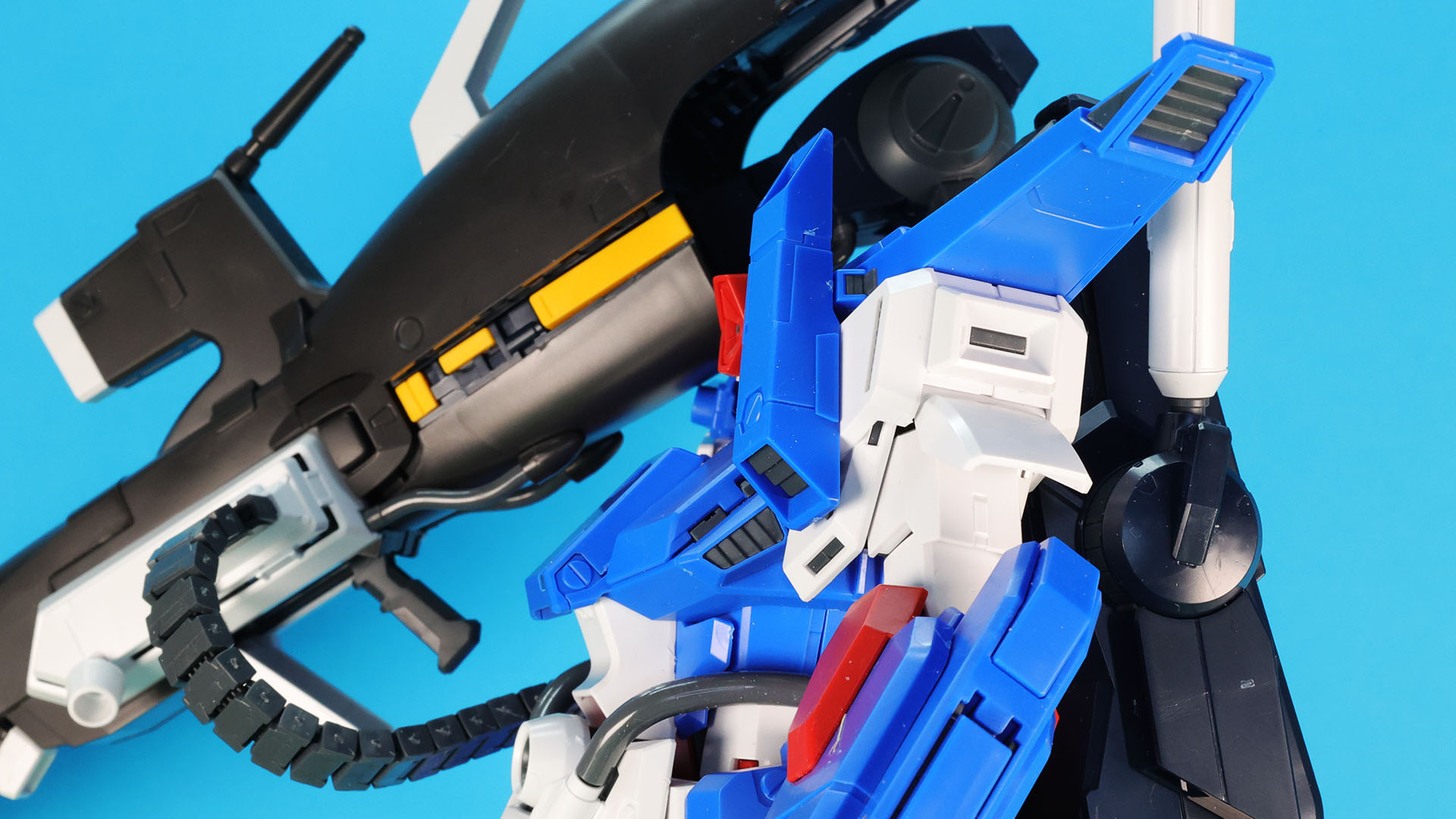 肩先の増加装甲は上部の可動装甲の基部に接続されます