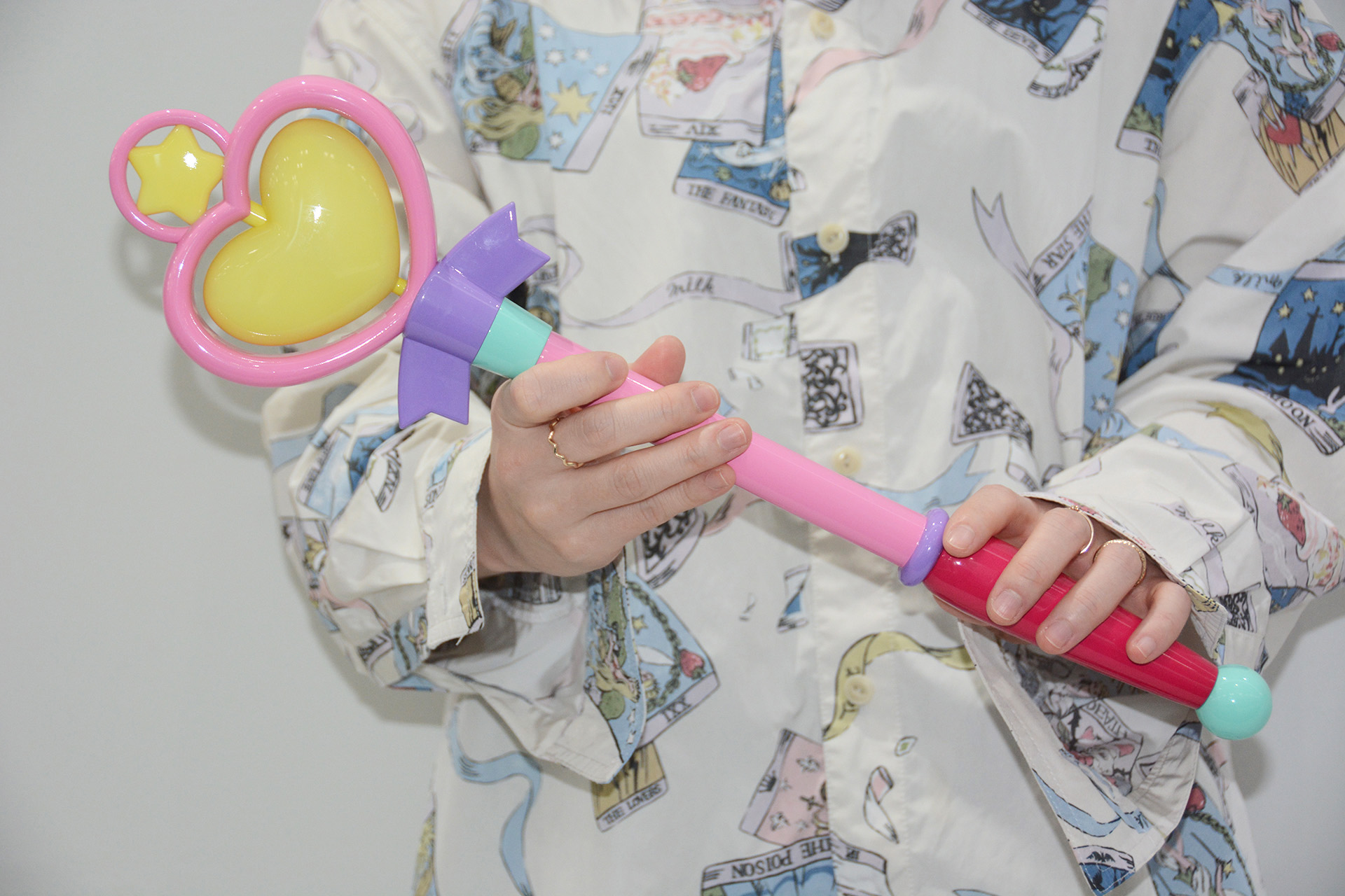 企画者であるコレクターズ事業部の宮前光氏。「PROPLICA まほうのステッキ」は大のお気に入りで試作品を手にいつも仕事をしているという。こだわりと強い想いを込めた商品であり、「光って回るまほうのステッキが欲しい」と願っていた宮前氏の夢を実現したアイテムであるという