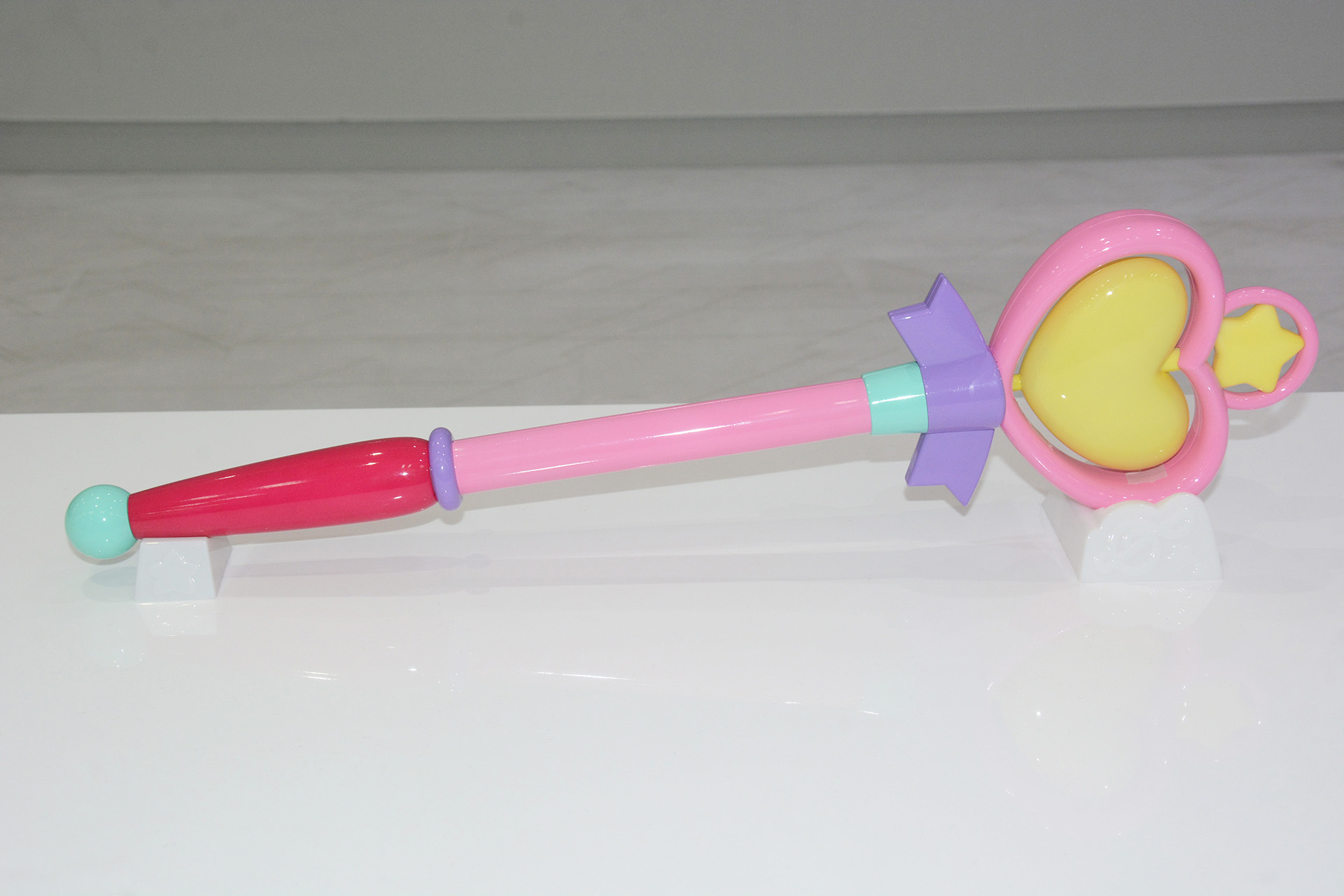 ちょっとレトロな雰囲気も感じさせるデザインの「PROPLICA まほうのステッキ」。当時少女だったユーザーの夢を叶える大人向けアイテムだ。商品では飾るための台も同梱される