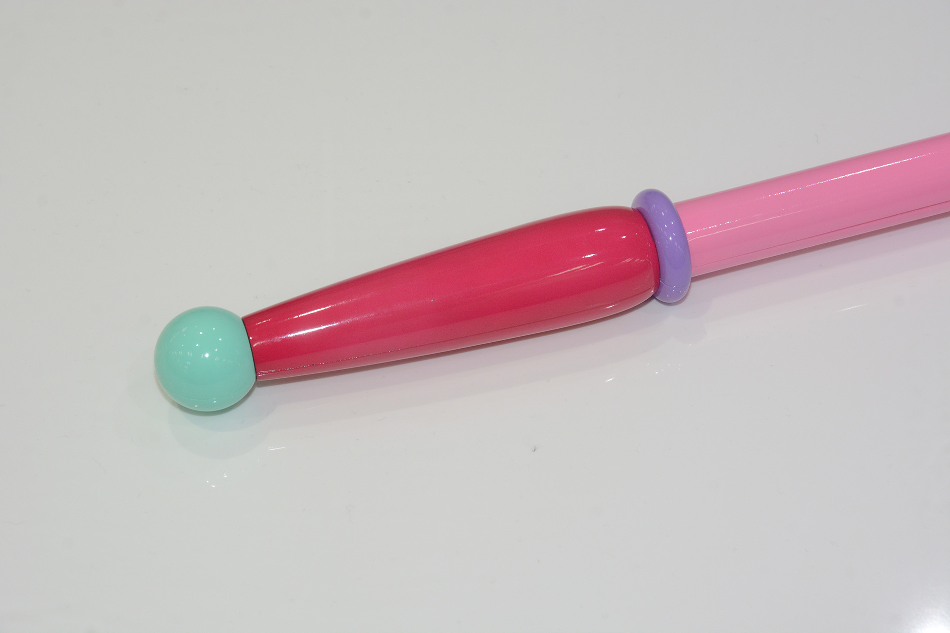 ネジ穴も見えず、丸くかわいらしいデザインをしっかり再現したまほうのステッキ。ステッキの先の大きなハートが女の子のアイテムらしいかわいらしさを感じさせる