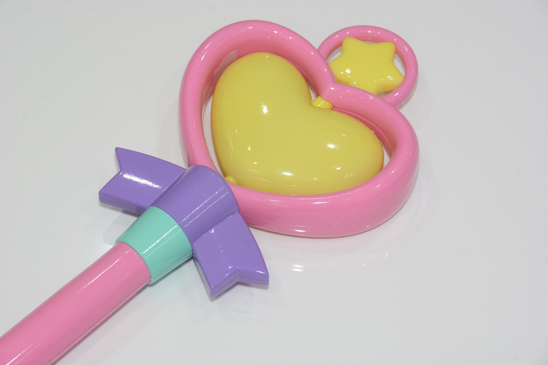 ネジ穴も見えず、丸くかわいらしいデザインをしっかり再現したまほうのステッキ。ステッキの先の大きなハートが女の子のアイテムらしいかわいらしさを感じさせる