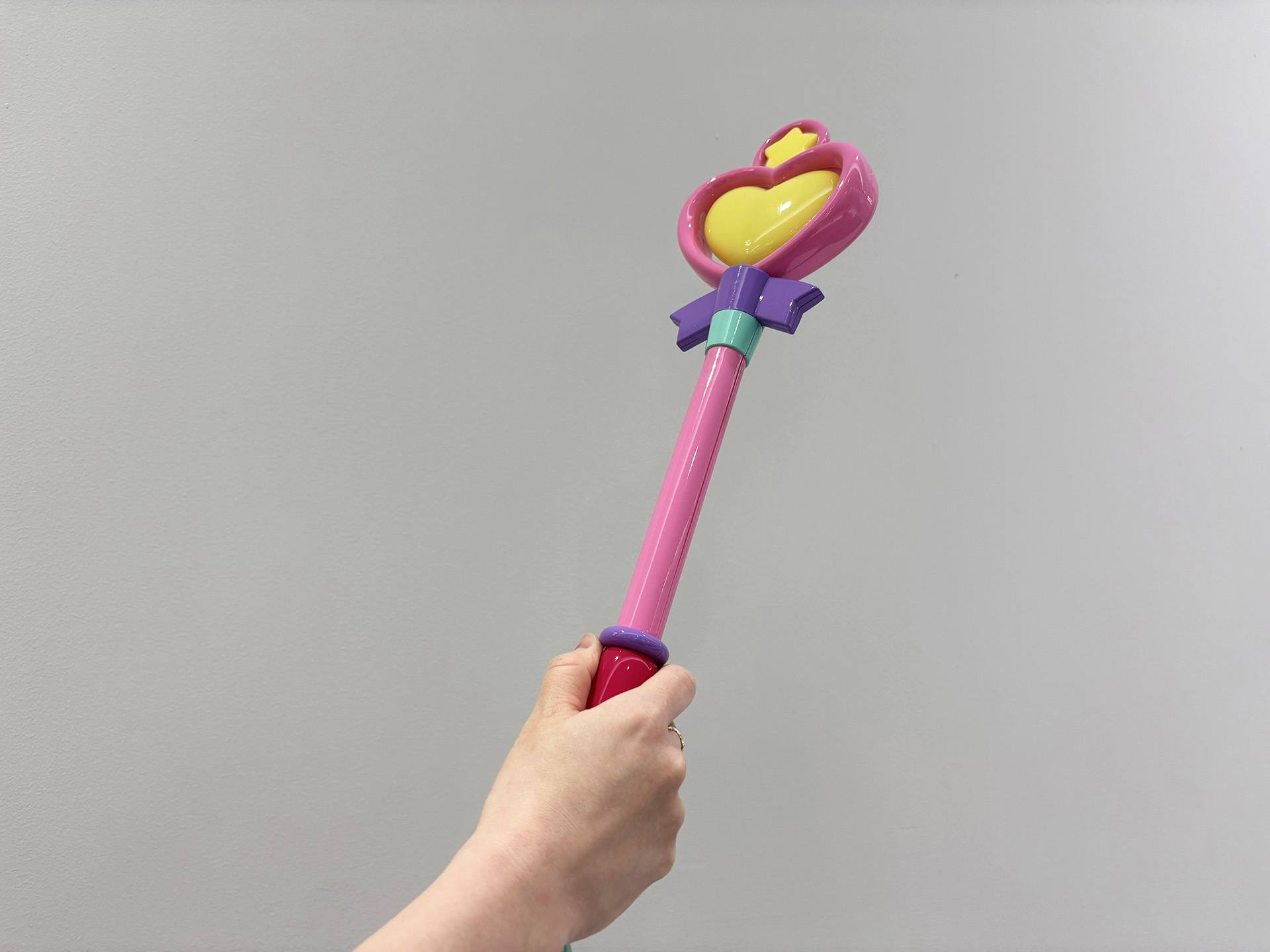 「この角度、優がステッキを構えるこの角度で『PROPLICA まほうのステッキ』を手に持って見てください！」と宮前氏は語る。宮前氏自身デコマスを何度も構えて「かわいいなあ」とまほうのステッキをその手に握っている幸せをかみしめているという