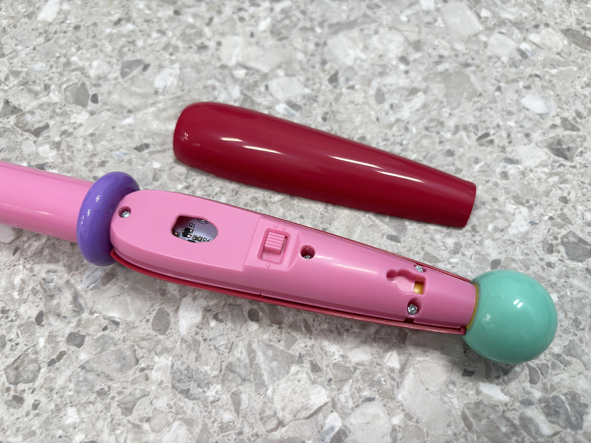 柄の部分のカバーを開けることでスイッチなどを操作できる。コレクターズ事業部の"隠す技術"が実感できる場所だ