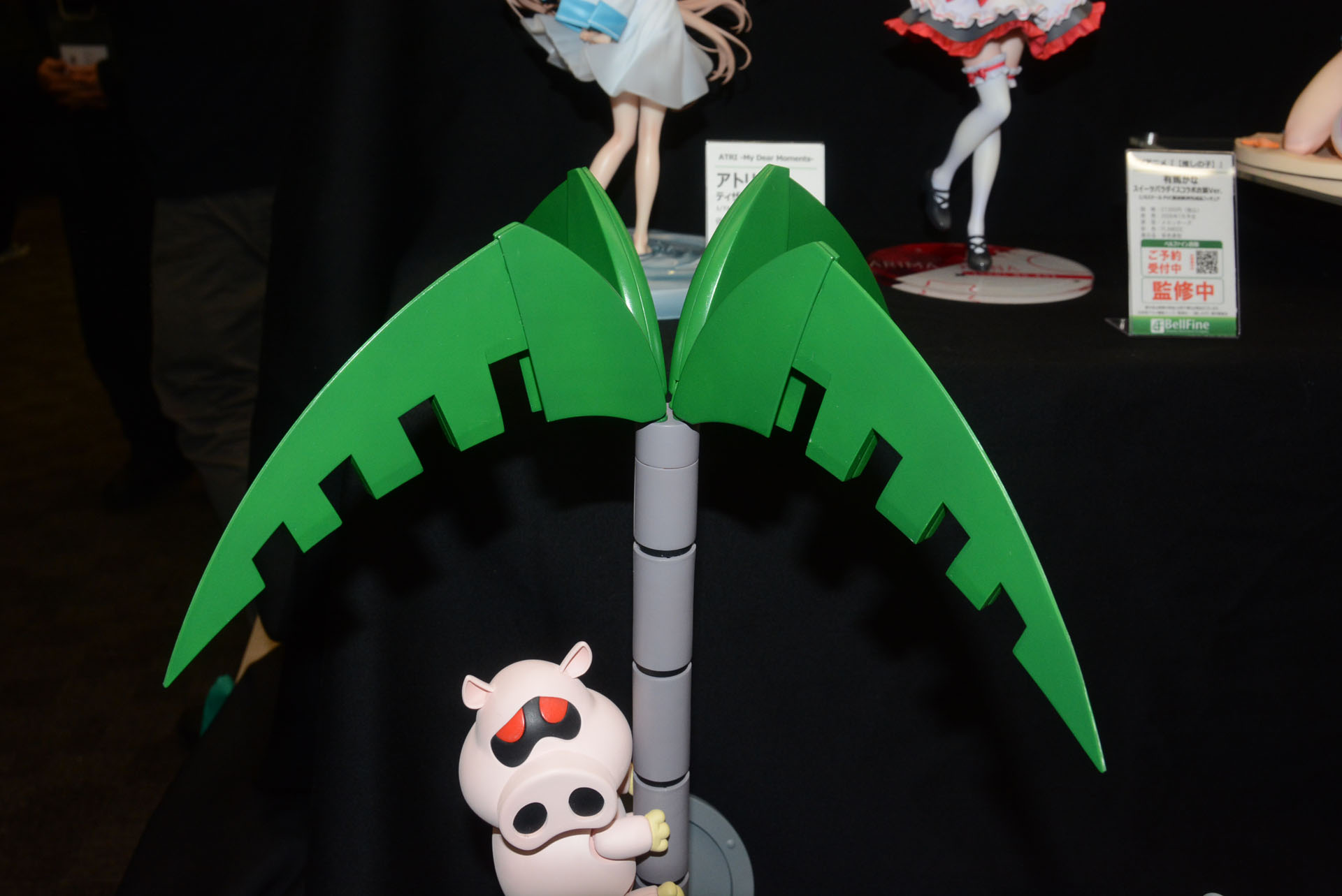 メカの椰子の木、という独特のアイディアによる造形も楽しい