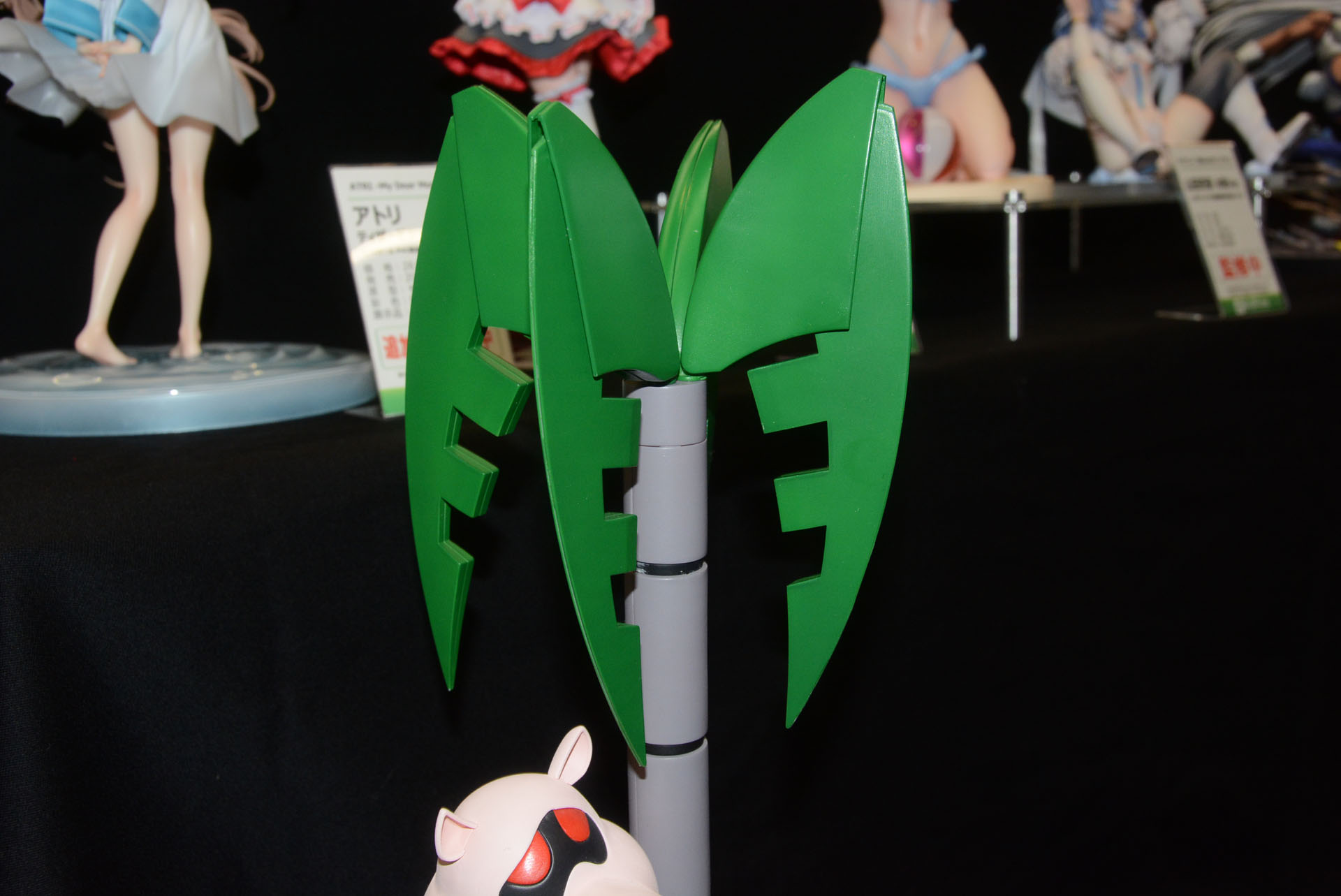 椰子の葉が可動する。ハッチから出てくる際の折りたたまれた形だ