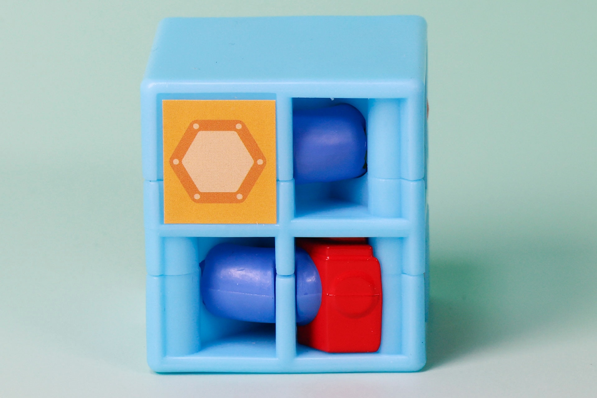 サイコロのような形状だが、それぞれの面で異なるデザインになっている