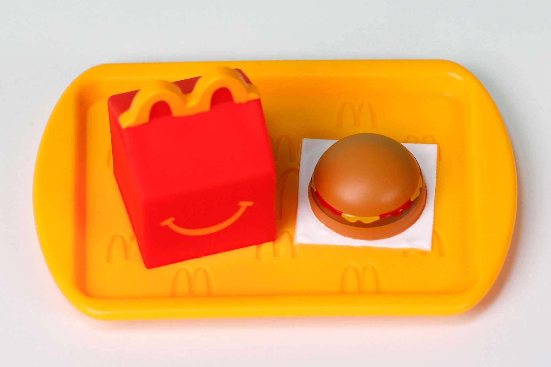 トレイにもマクドナルドのロゴが描かれている