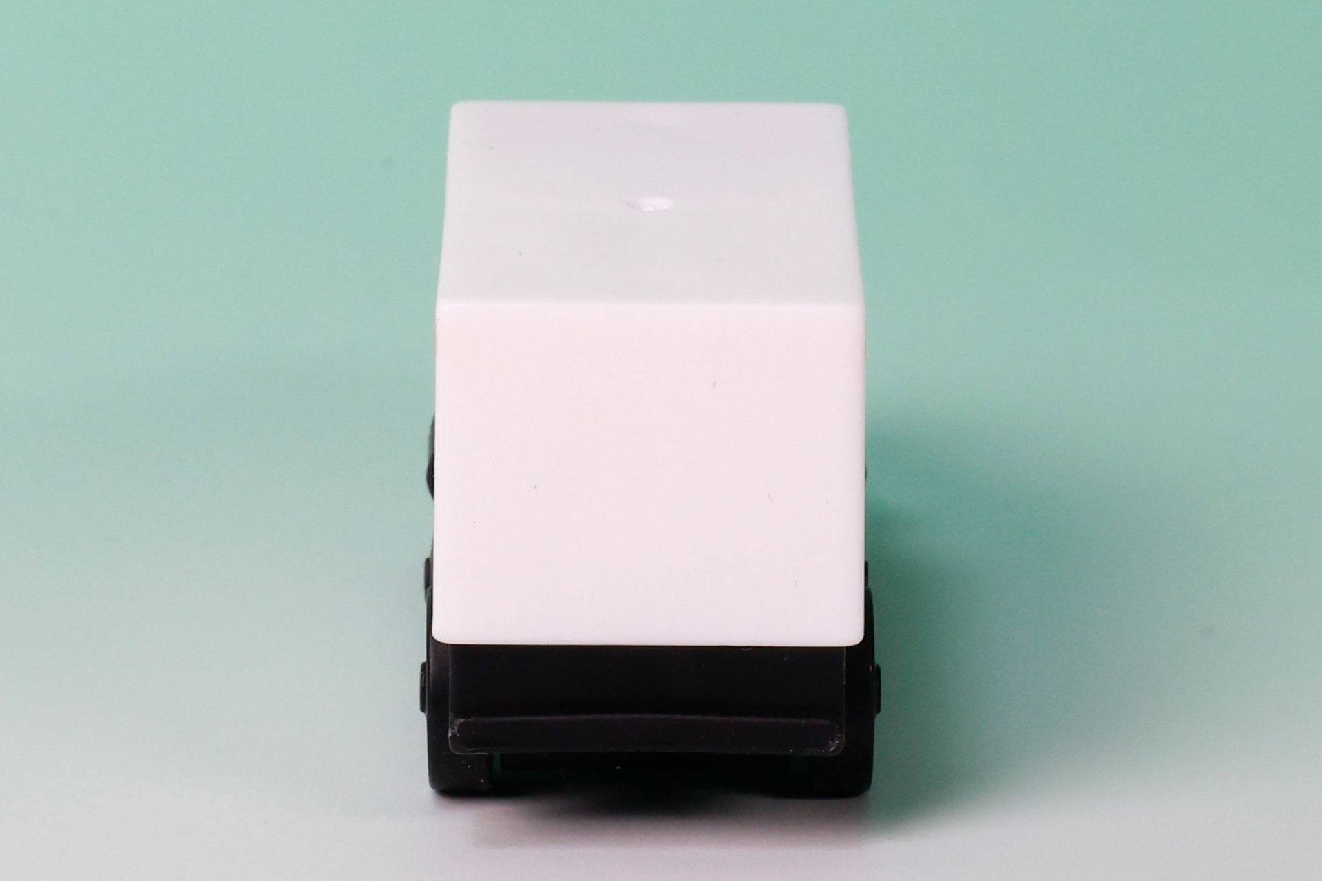 ミニカーとしてはシンプルな形のトラックだ