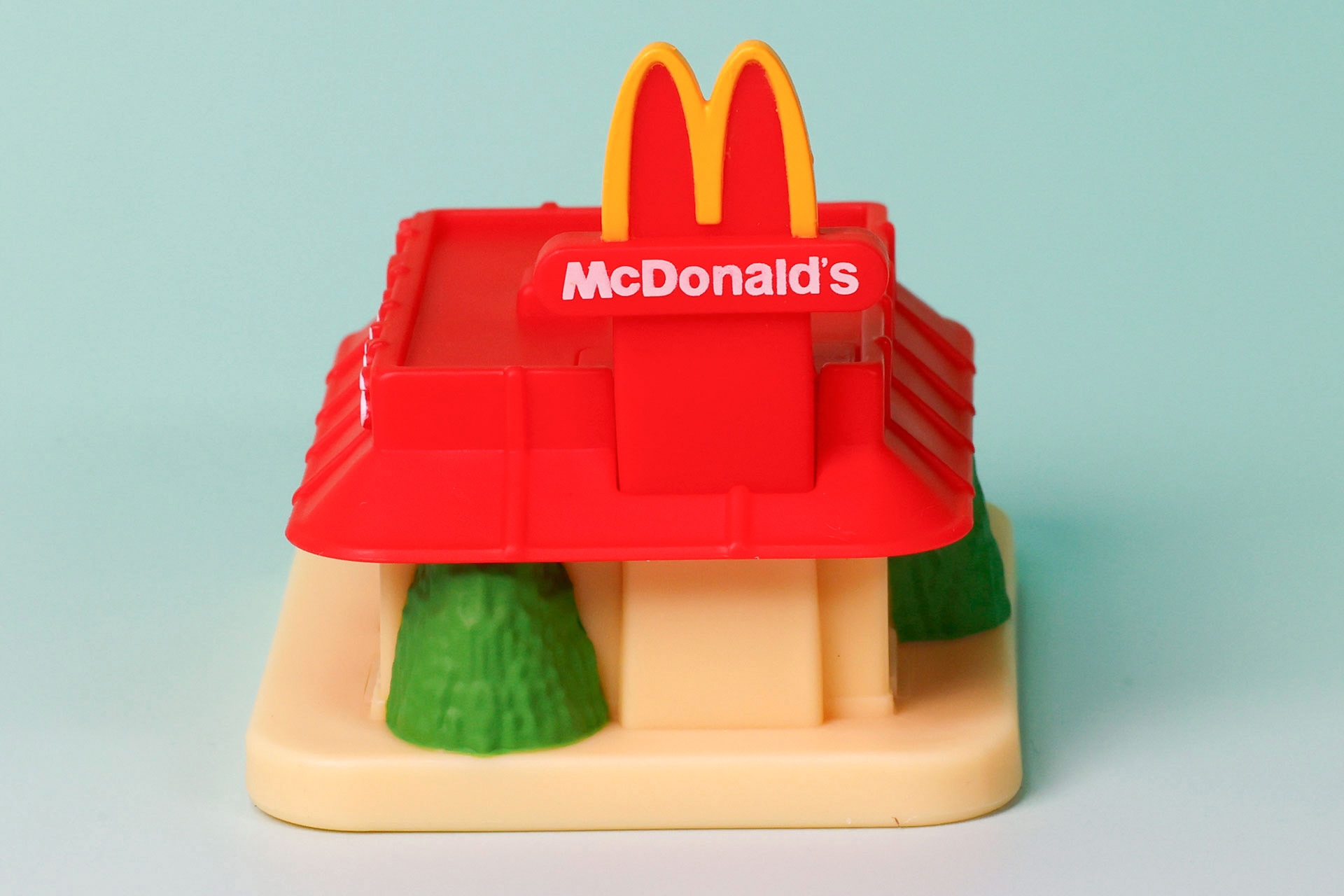 屋根にも大きなロゴが付けられている