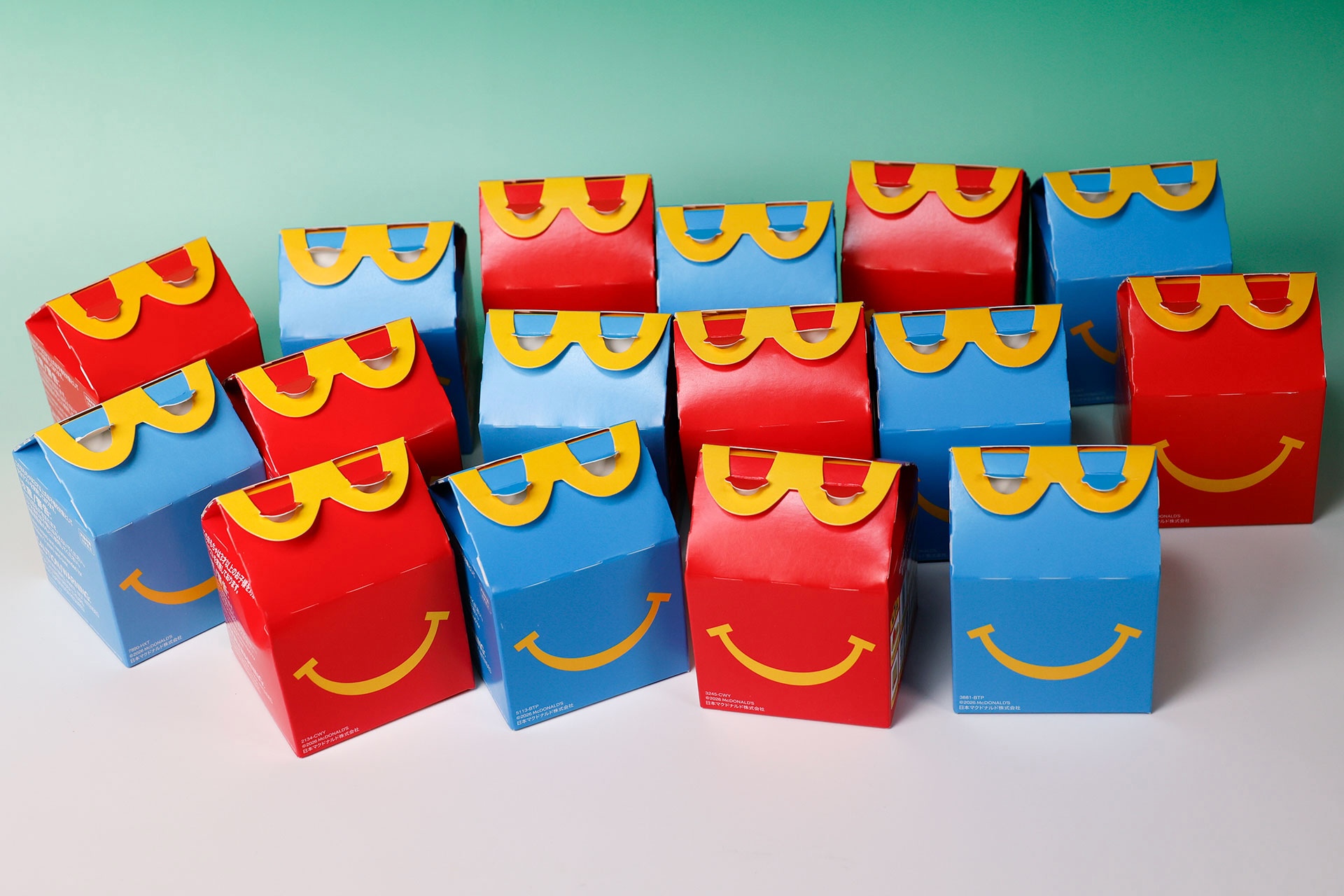 今回のおもちゃは袋ではなくハッピーセットデザインの箱で提供される